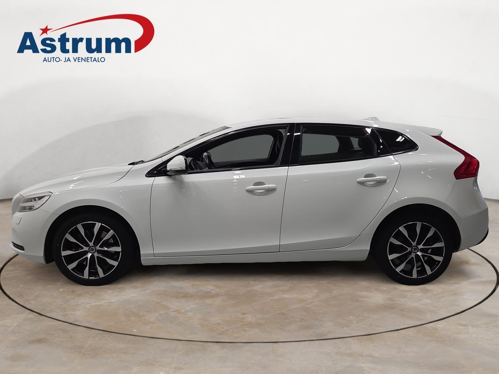 VOLVO V40 2018
