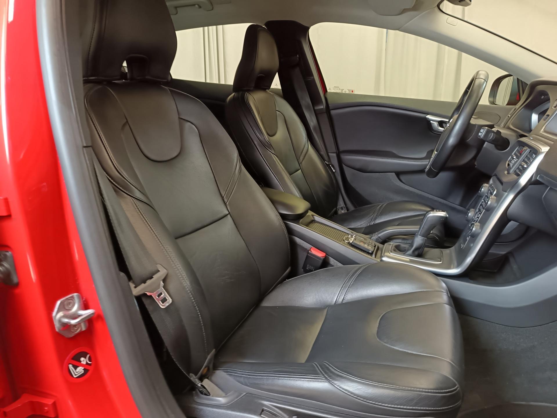 VOLVO V40 2016
