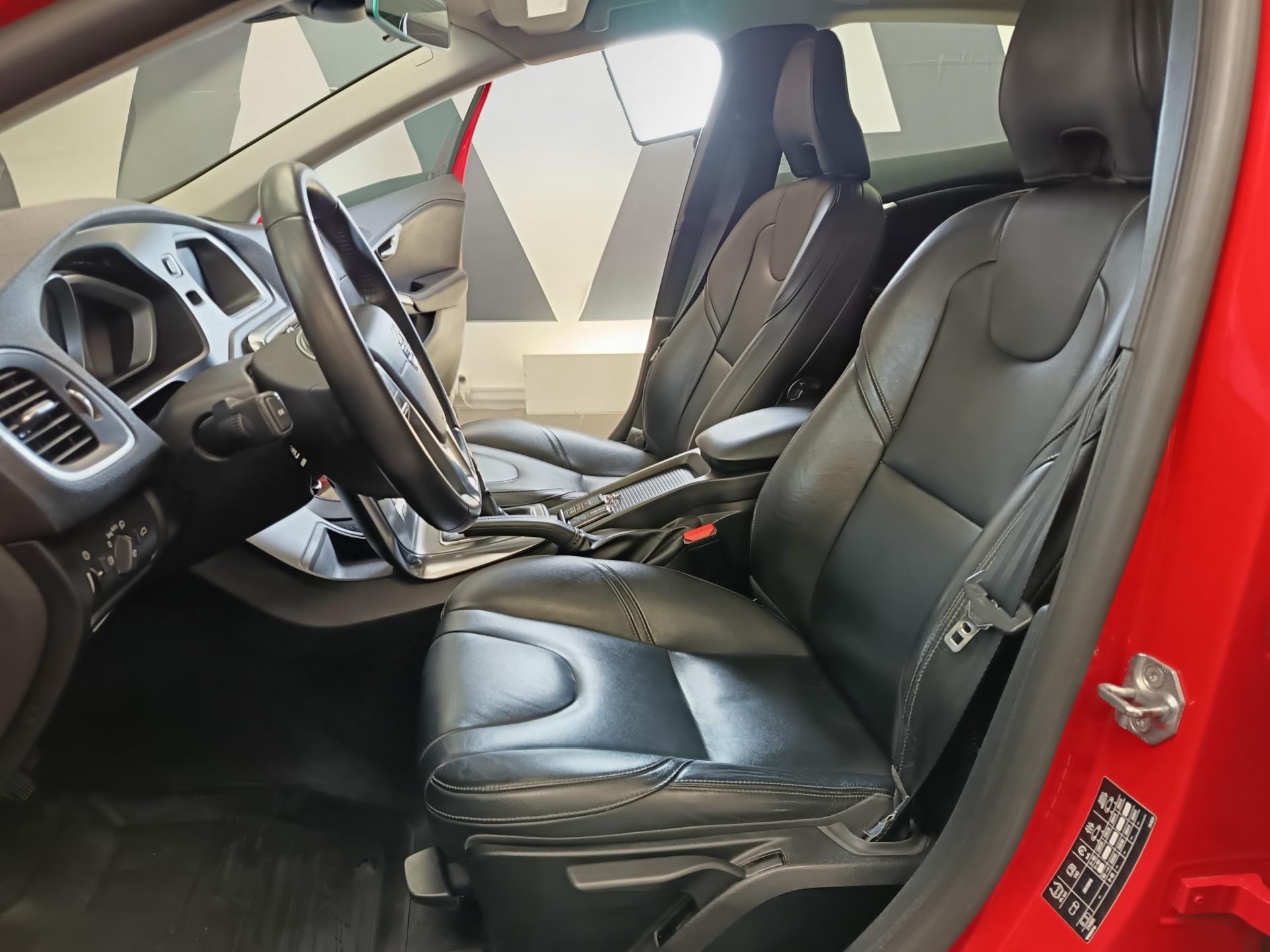 VOLVO V40 2016
