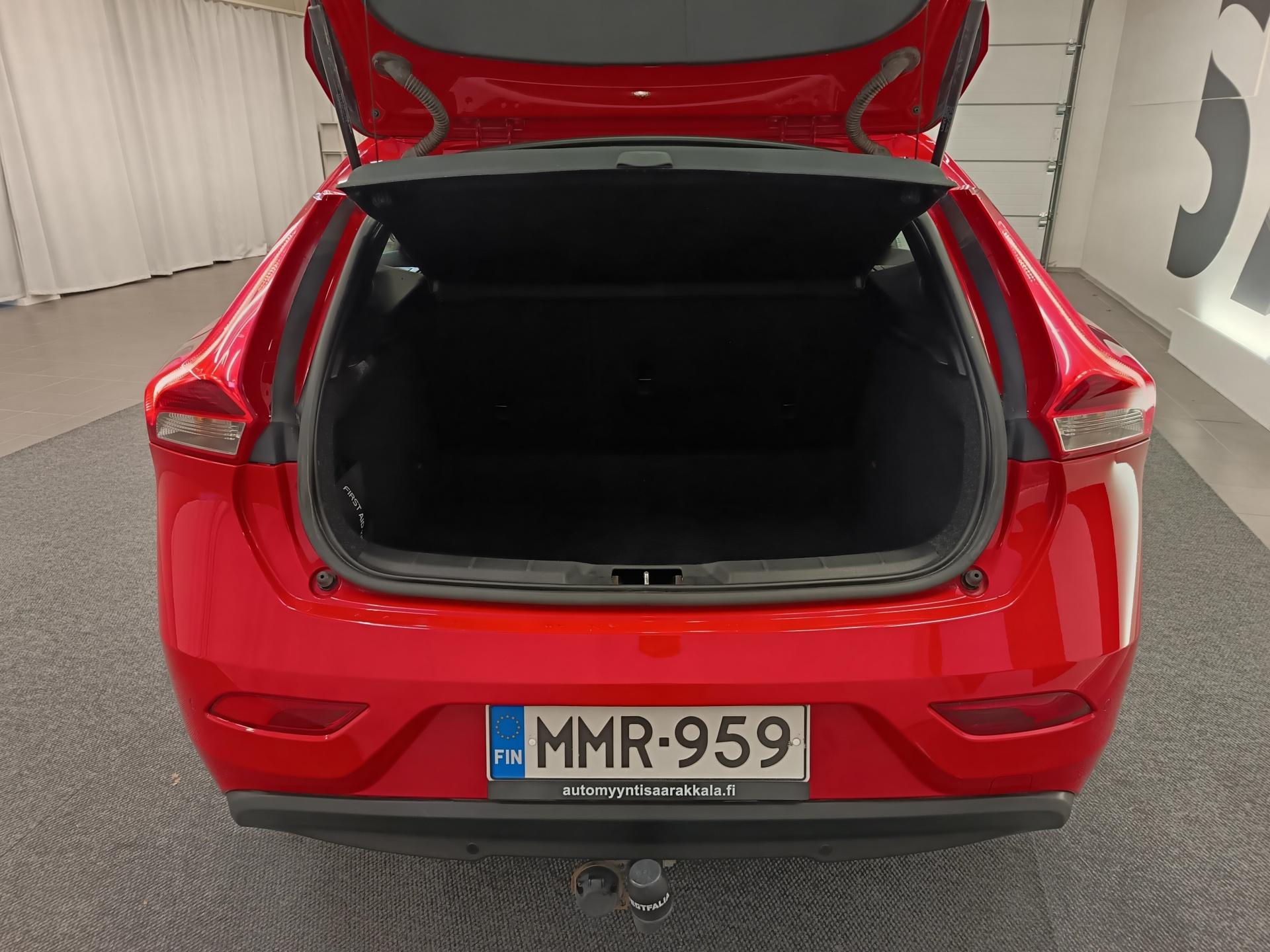 VOLVO V40 2016