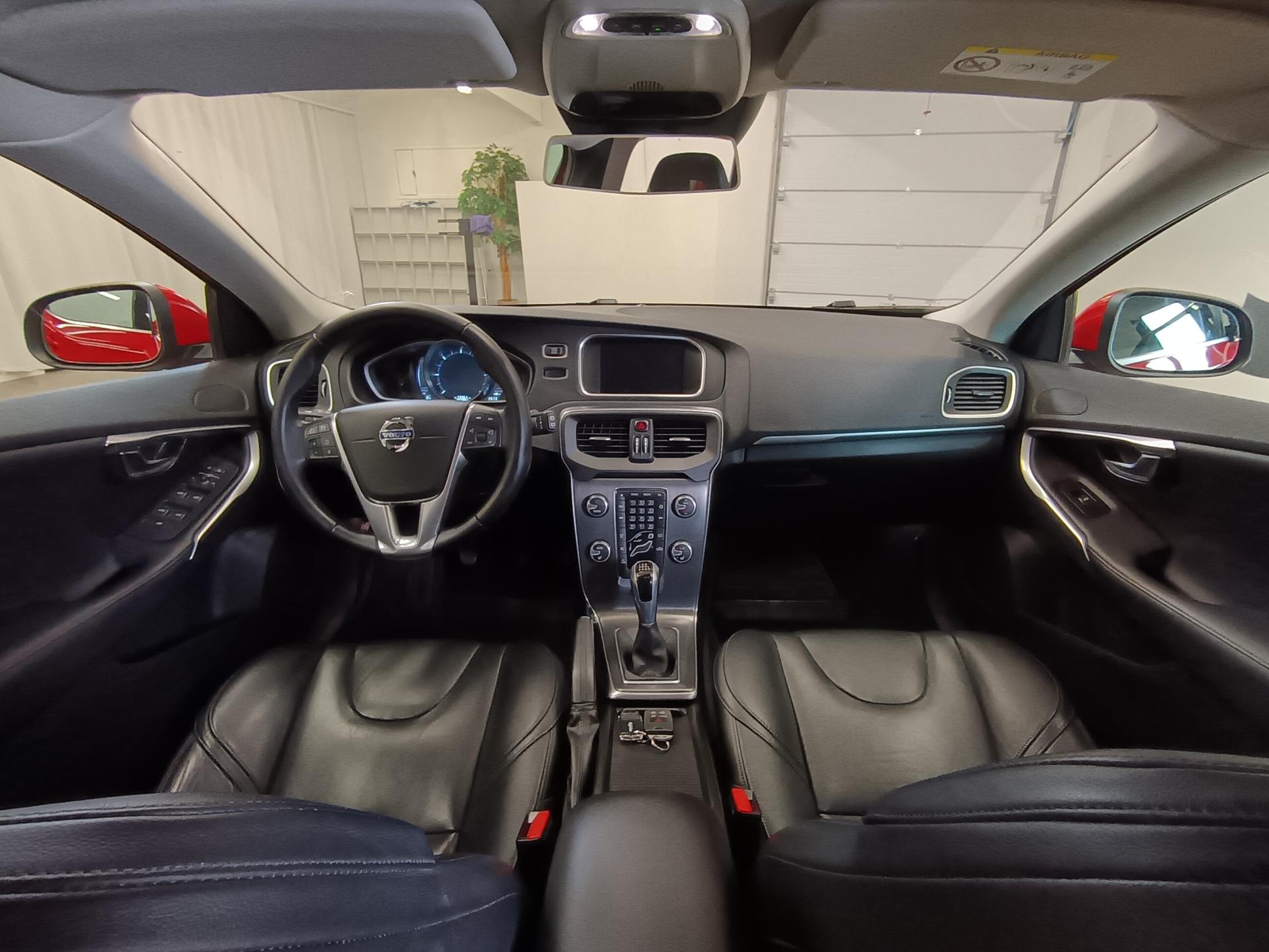 VOLVO V40 2016