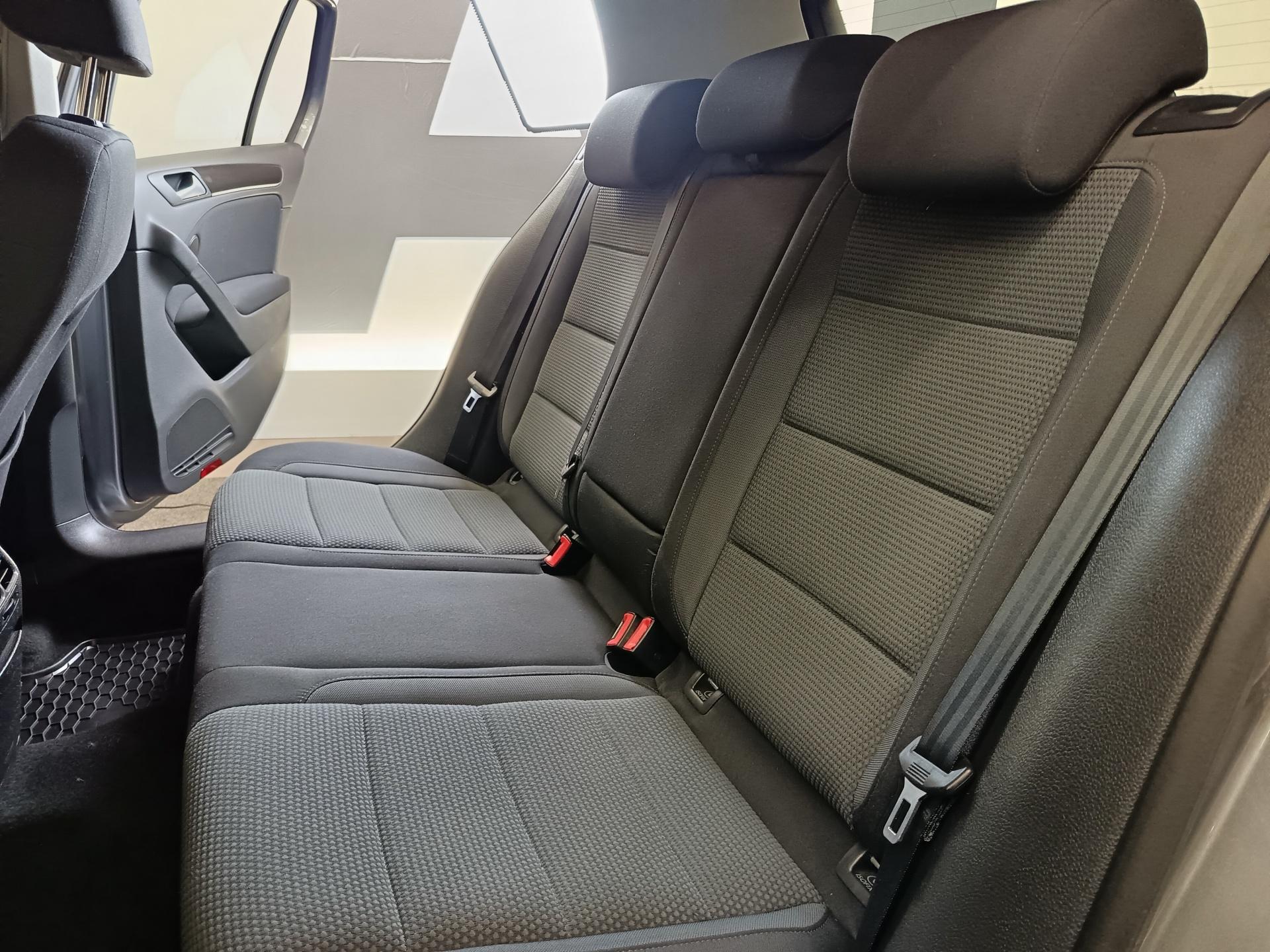 VOLKSWAGEN Golf 2012