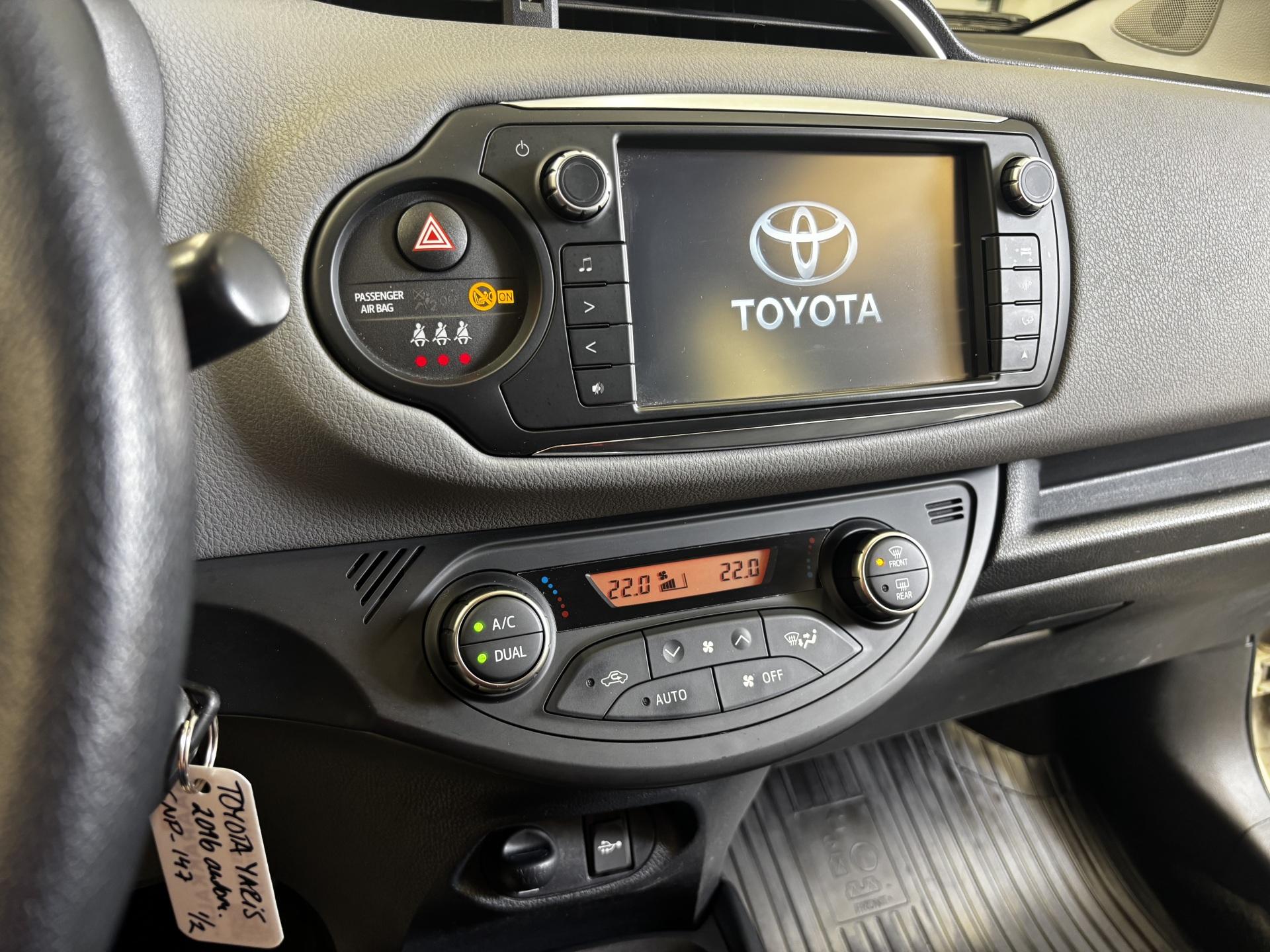 TOYOTA Yaris 2016
