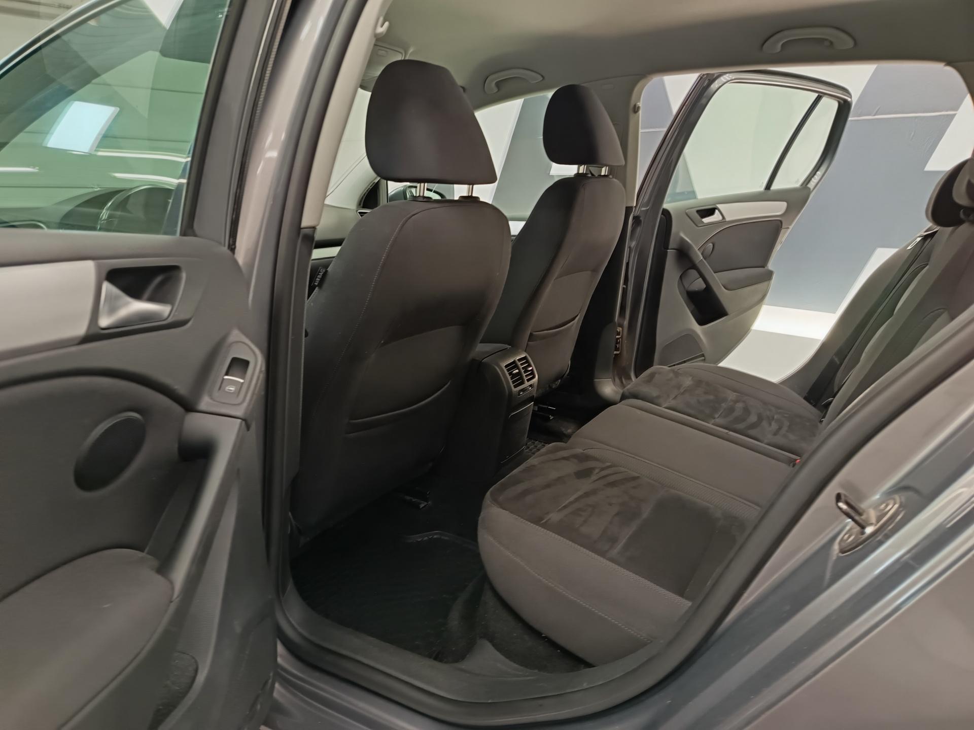 VOLKSWAGEN Golf 2012