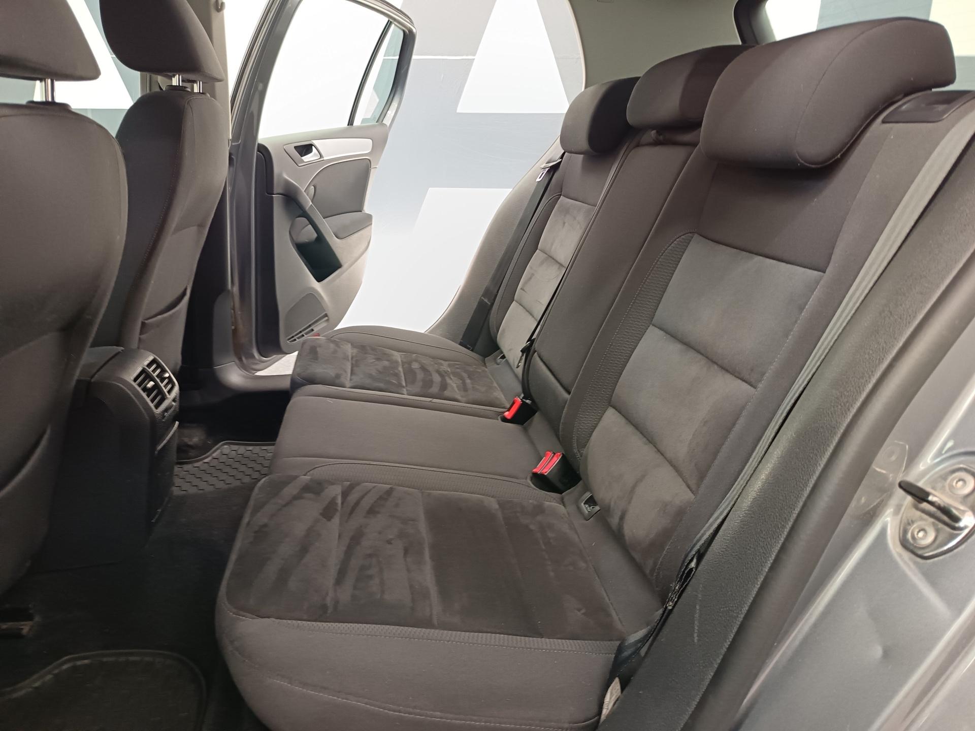 VOLKSWAGEN Golf 2012