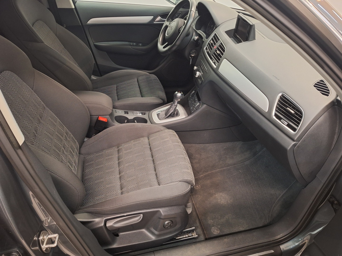 AUDI Q3 8
