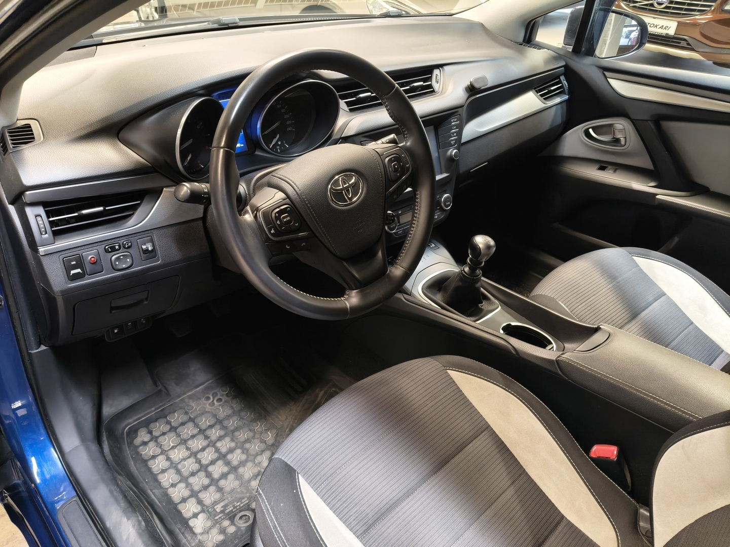 TOYOTA Avensis 8