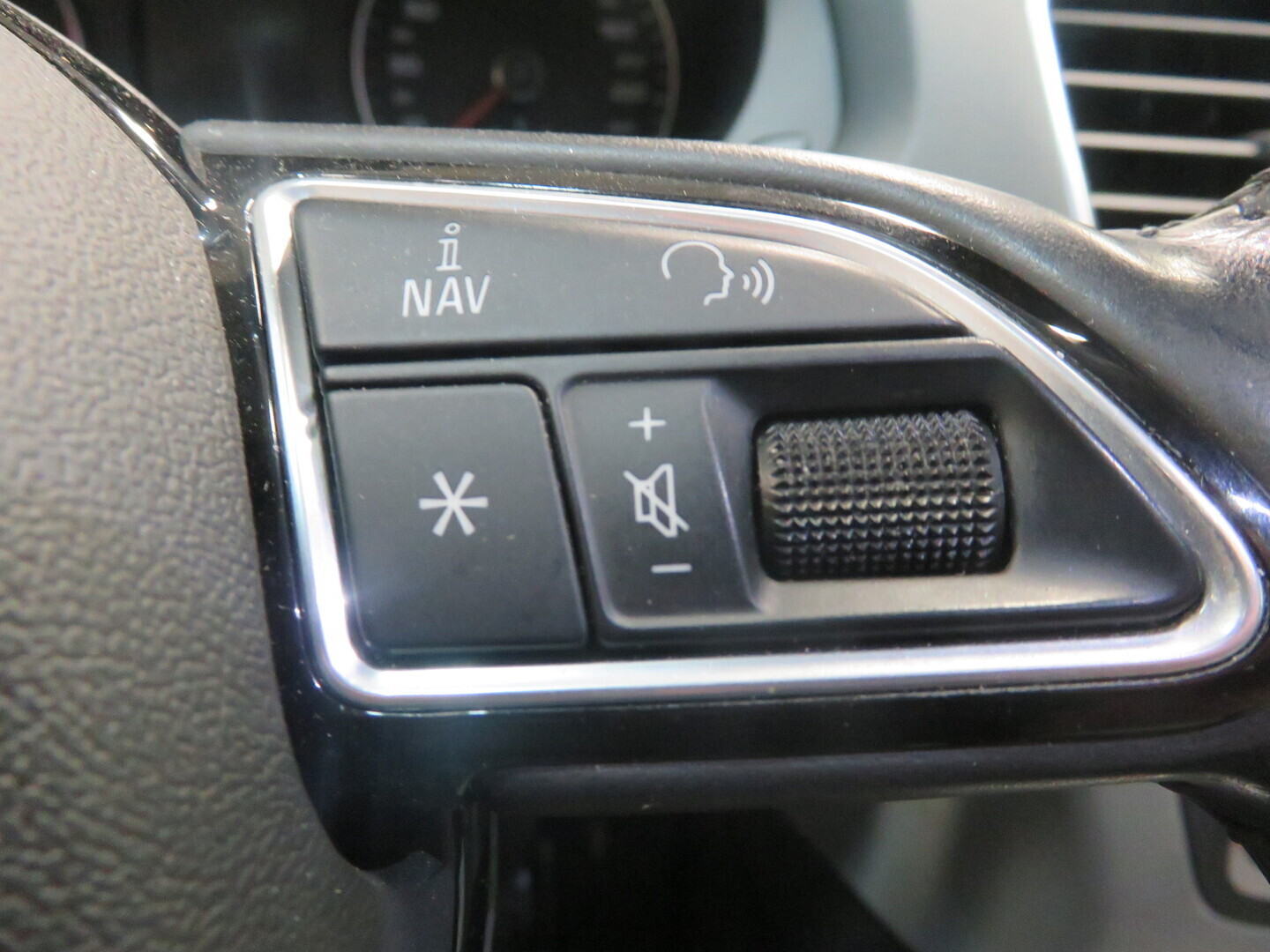 AUDI Q3 8