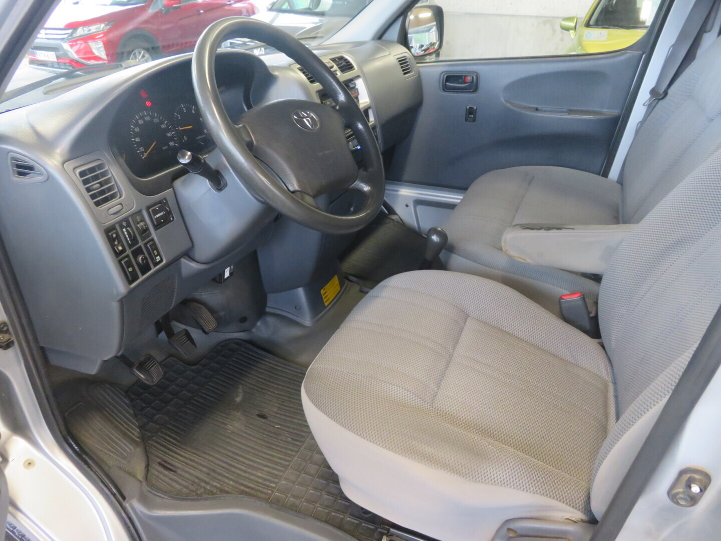 TOYOTA Hiace 4
