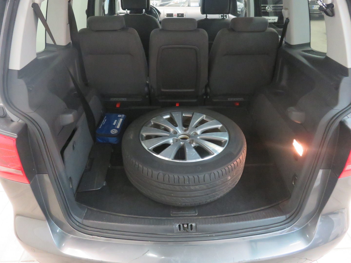 VOLKSWAGEN Touran 16