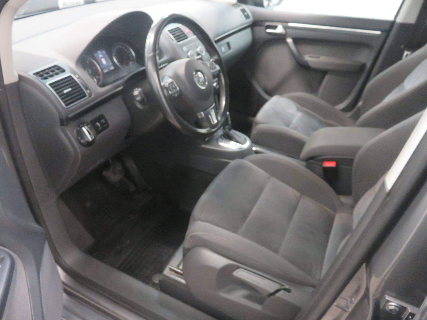 VOLKSWAGEN Touran 4