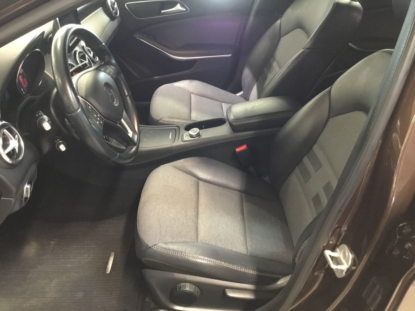 MERCEDES-BENZ GLA 8