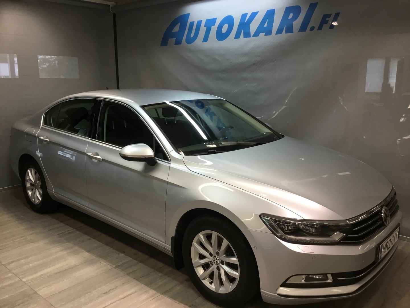 VOLKSWAGEN Passat 1