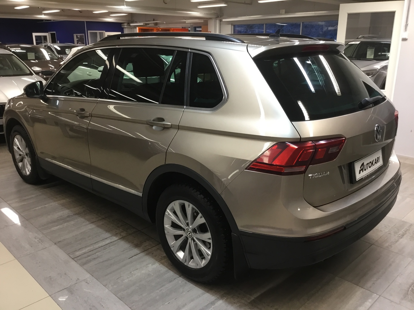 VOLKSWAGEN Tiguan 4