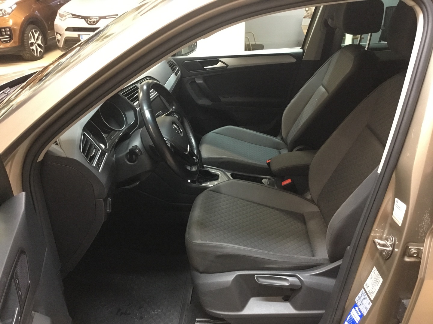 VOLKSWAGEN Tiguan 8