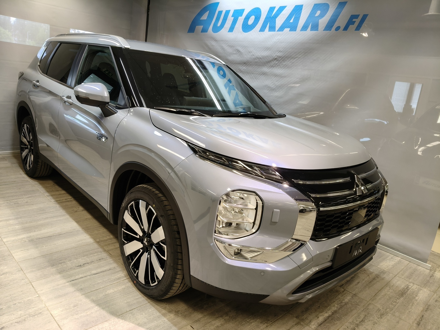MITSUBISHI OUTLANDER 1