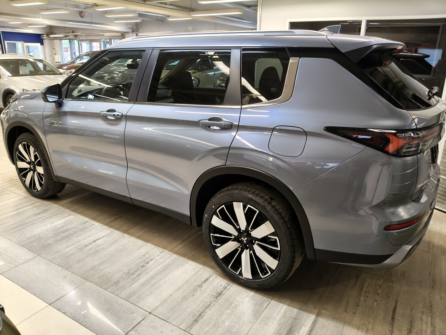 MITSUBISHI OUTLANDER 4