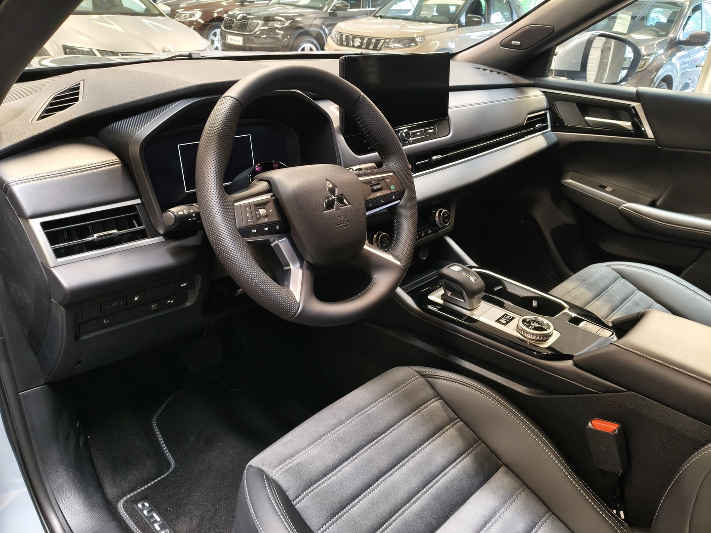 MITSUBISHI OUTLANDER 8
