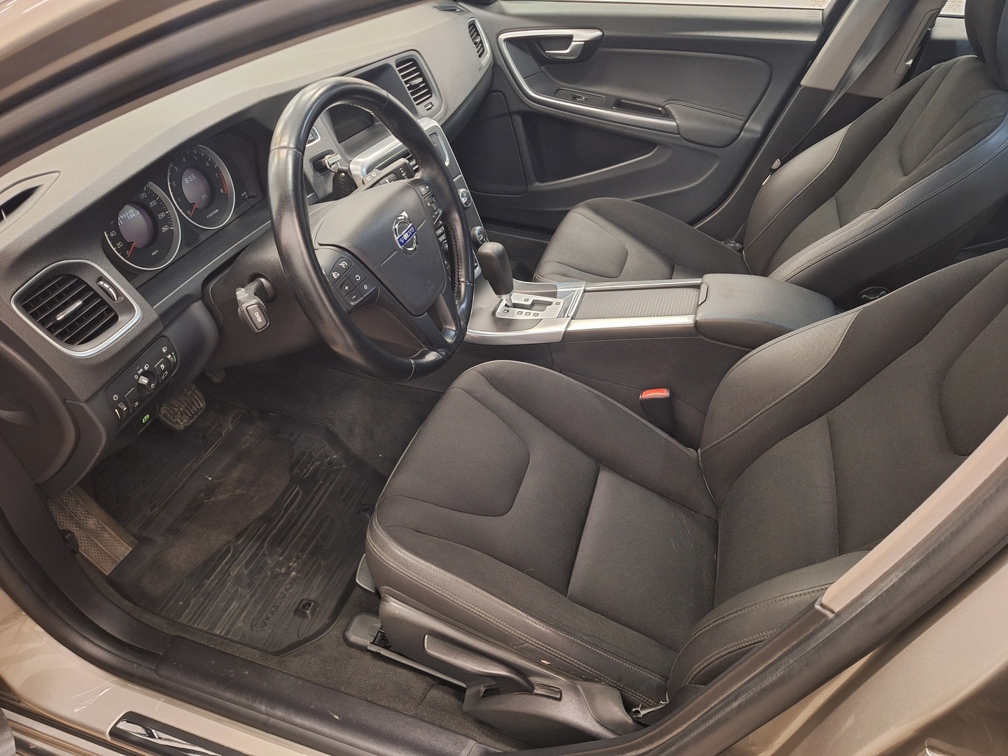 VOLVO V60 6