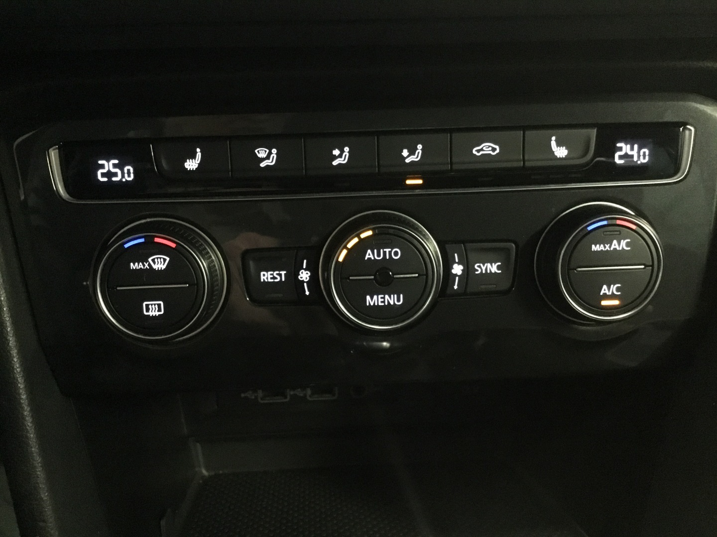 VOLKSWAGEN Tiguan 12