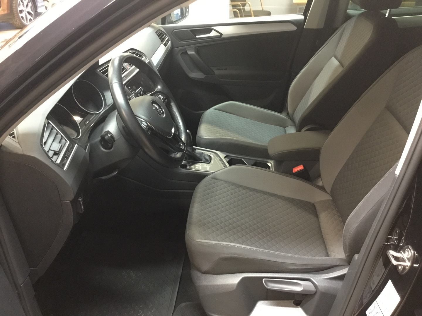 VOLKSWAGEN Tiguan 8