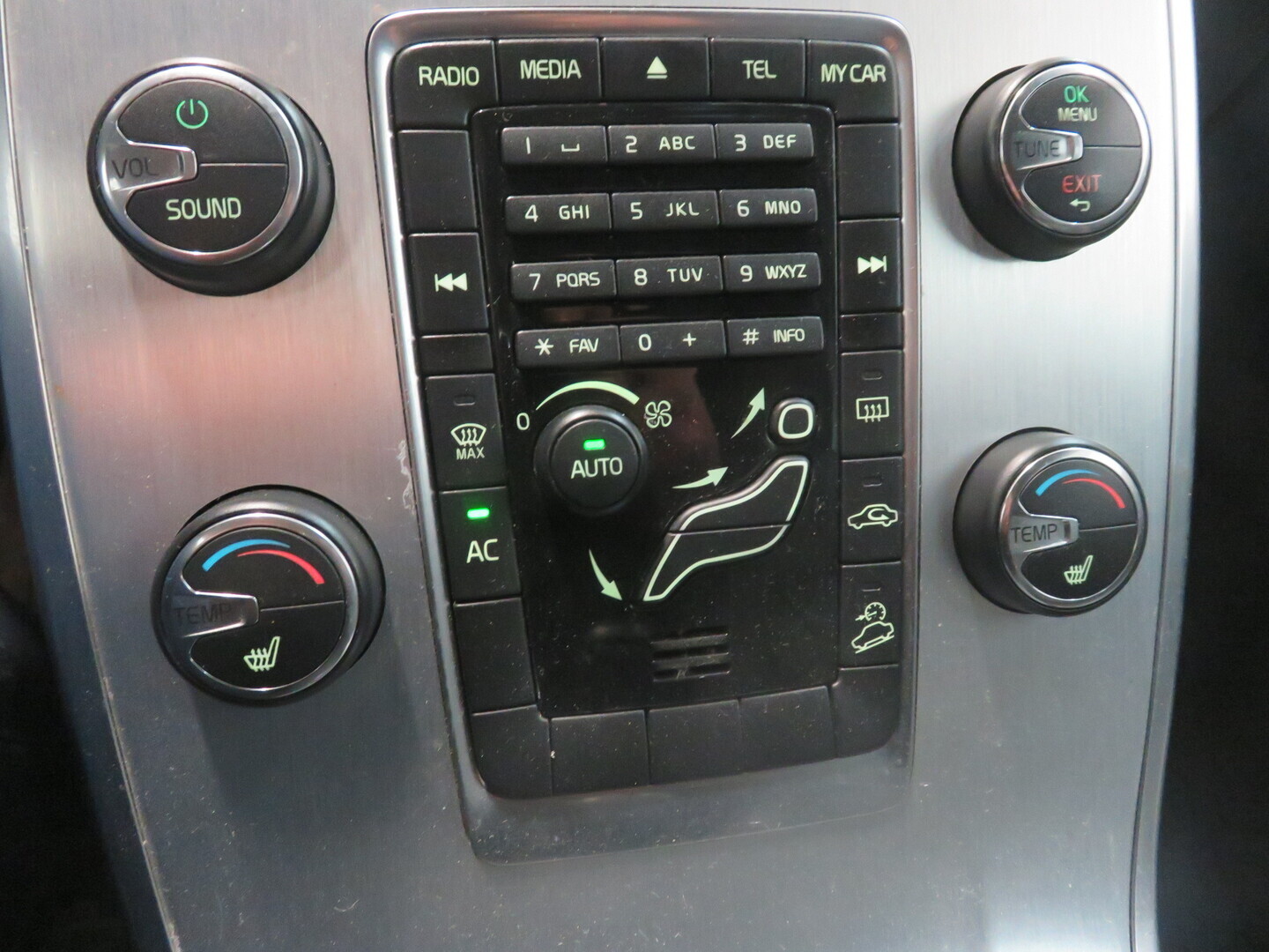 VOLVO XC70 8