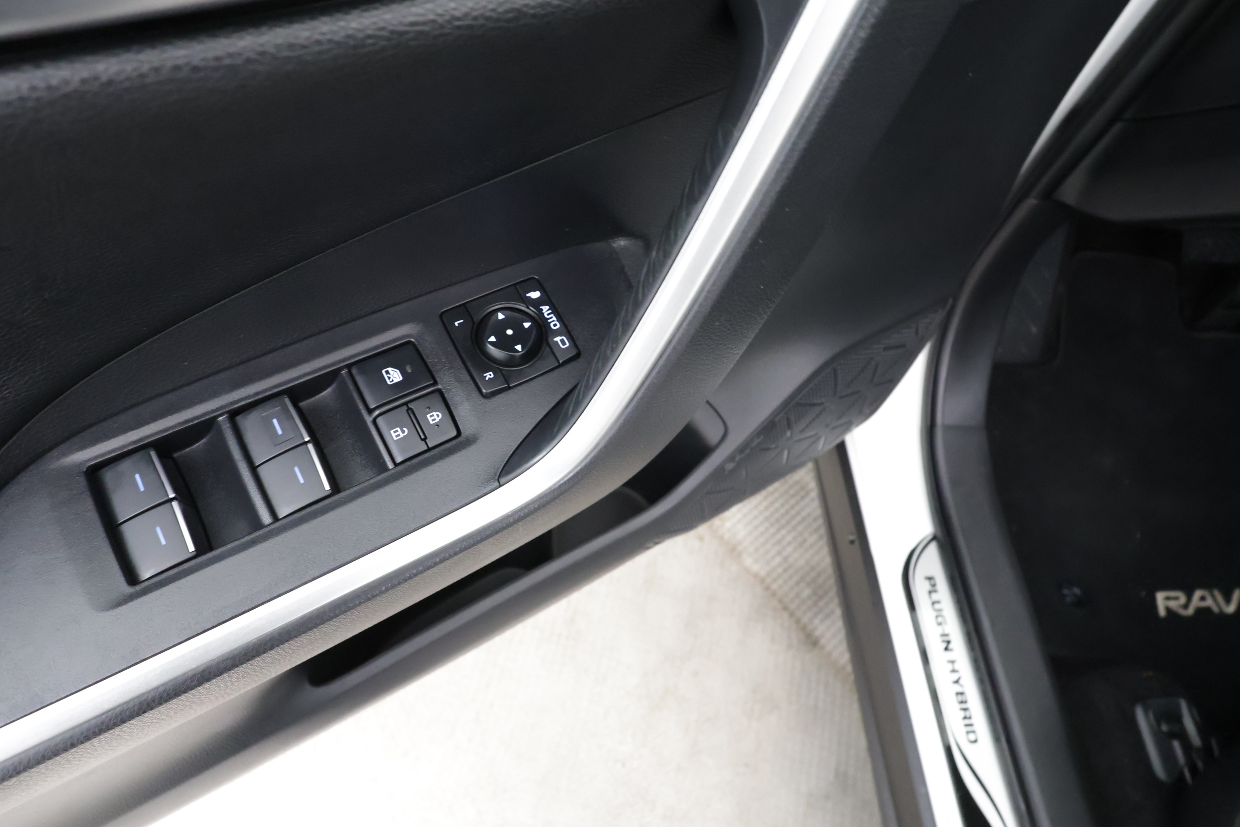 Toyota RAV4 Plug-in 16