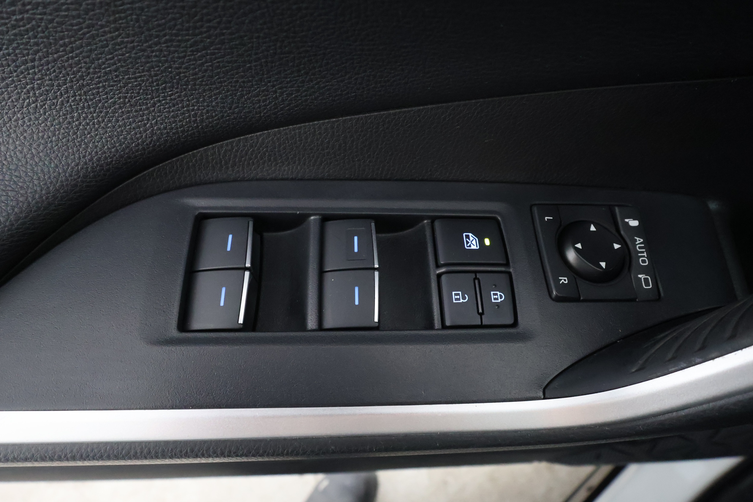 TOYOTA RAV4 Plug-in 19