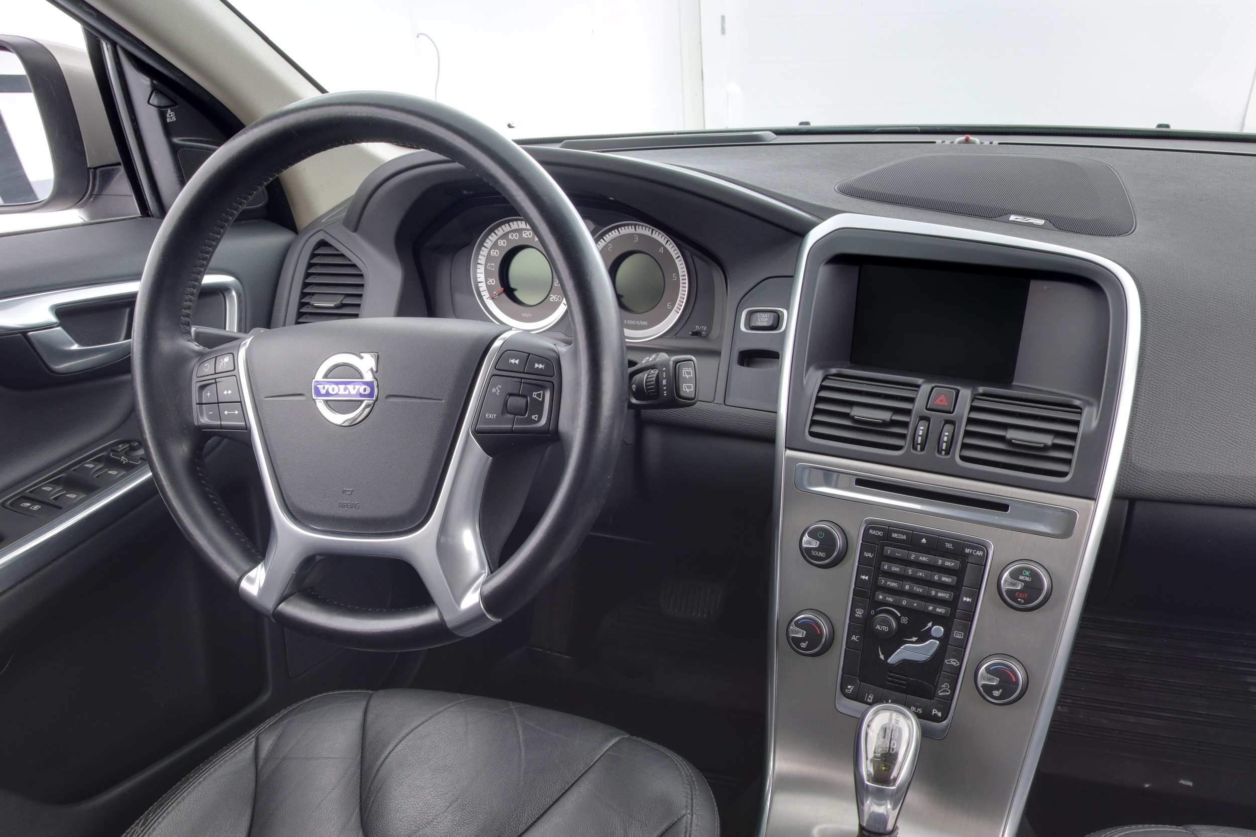 VOLVO XC60 8