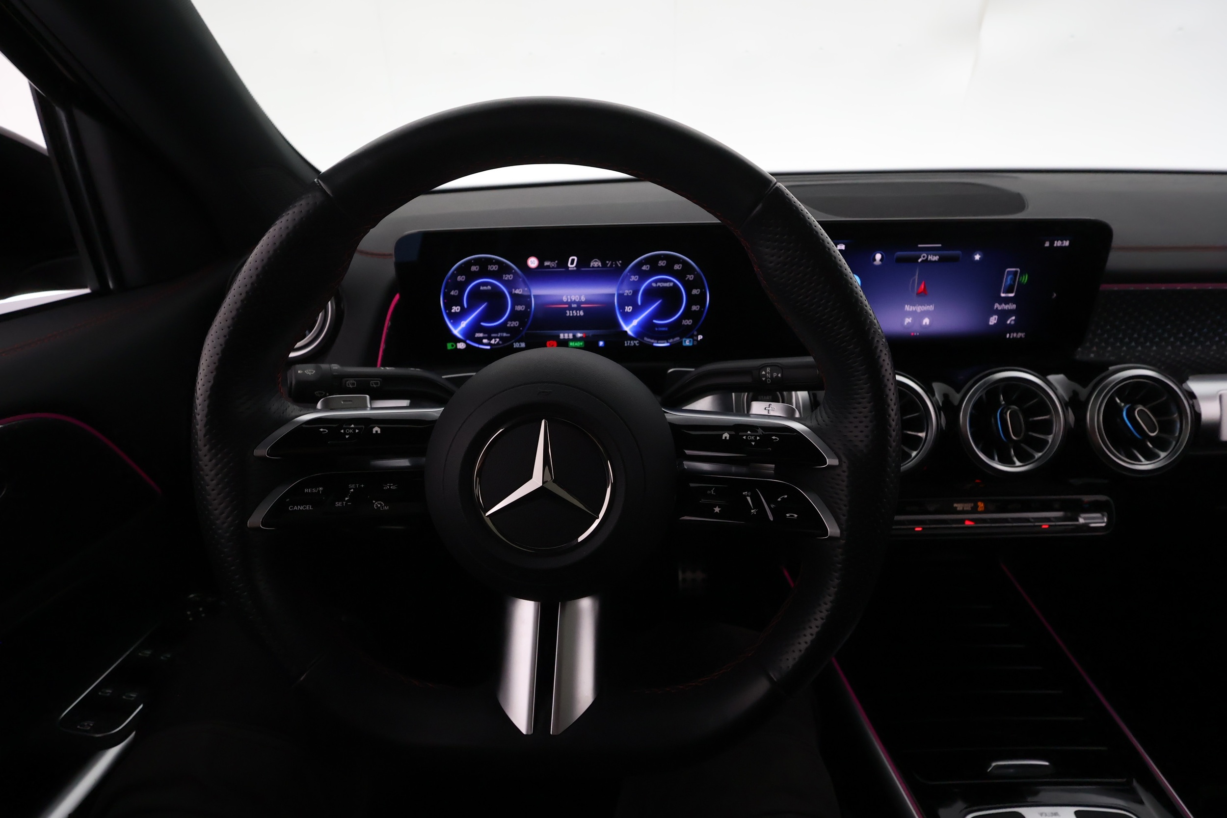 Mercedes-Benz EQB 30