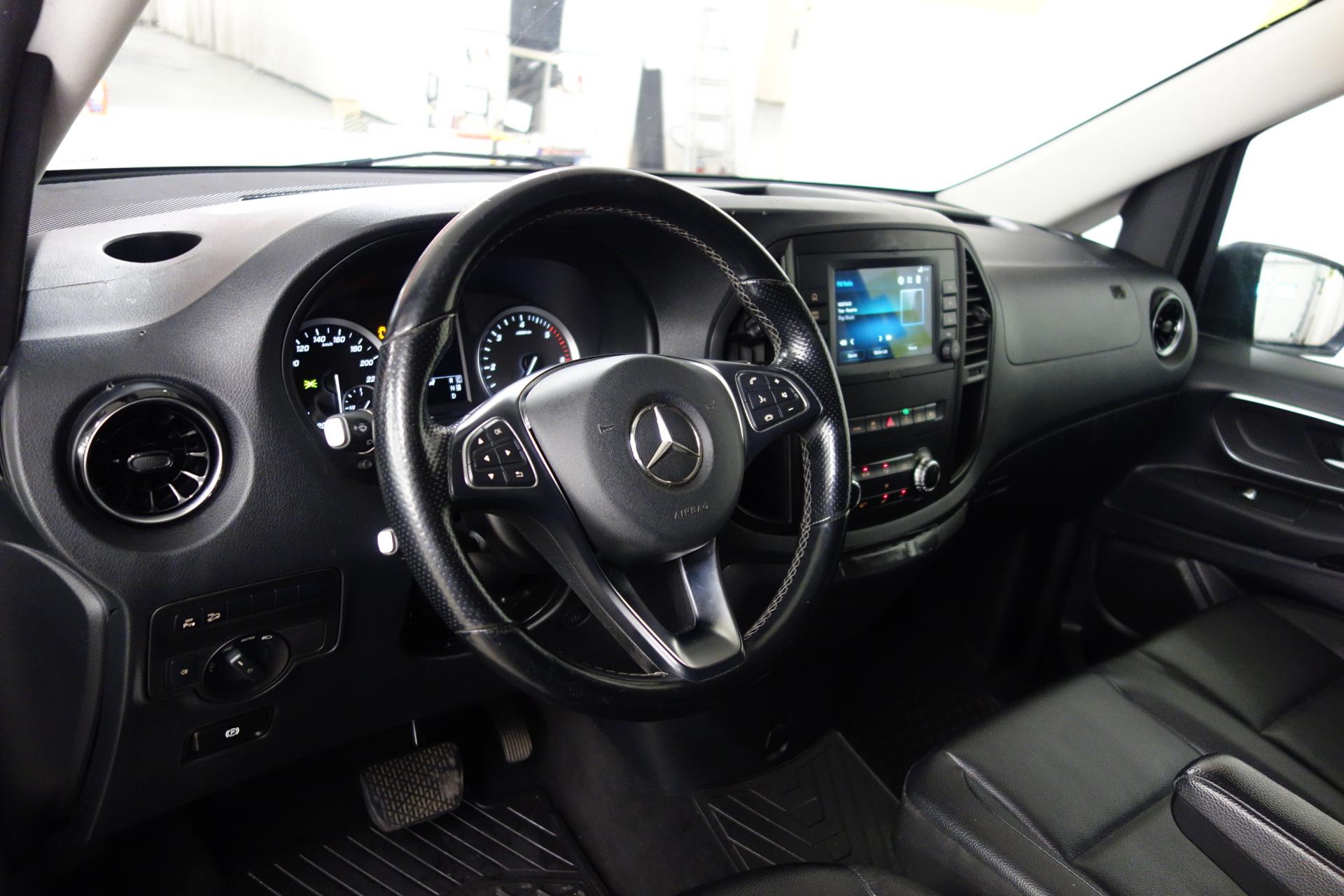 MERCEDES-BENZ V 2022