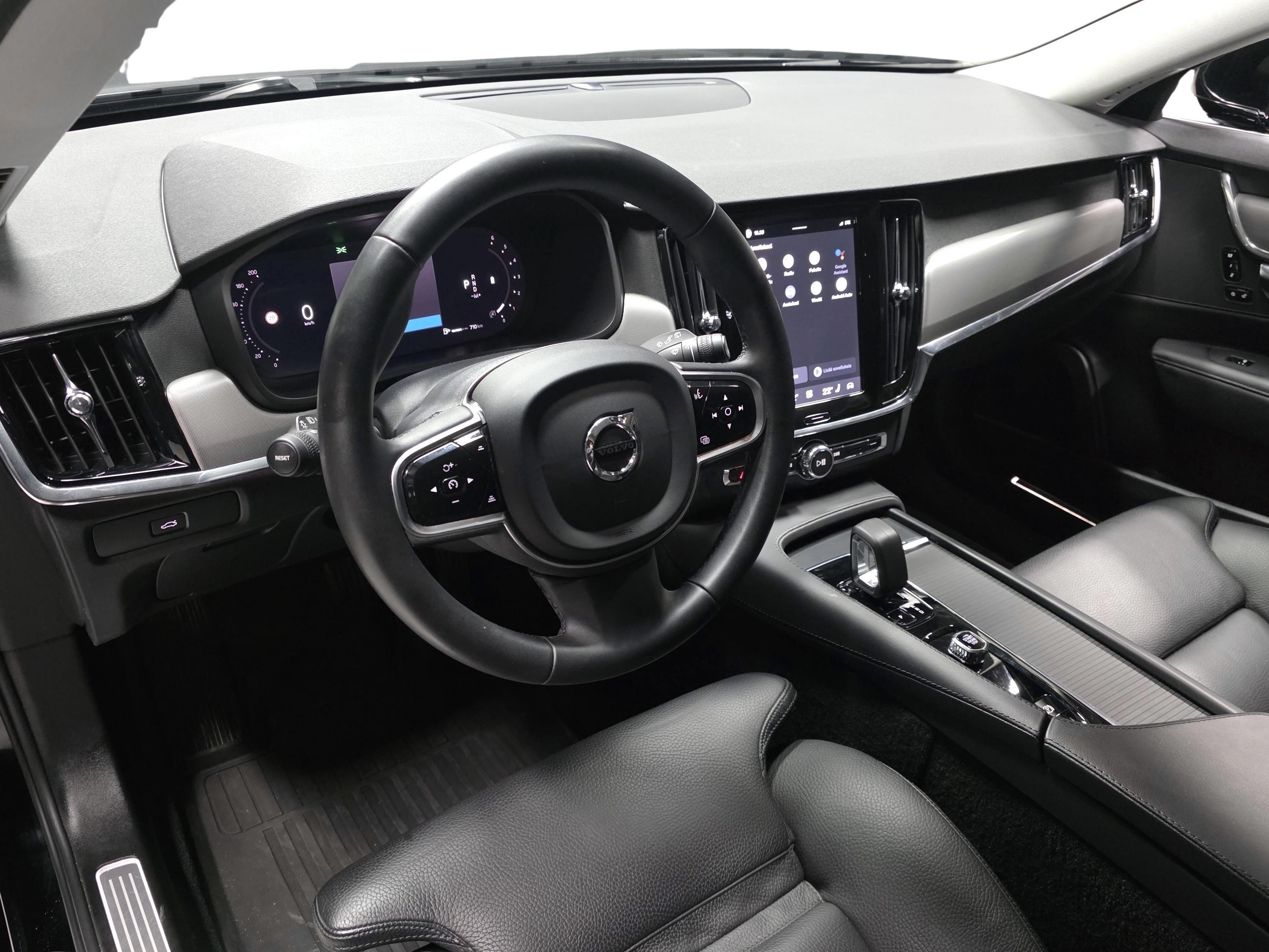 Volvo V90 8