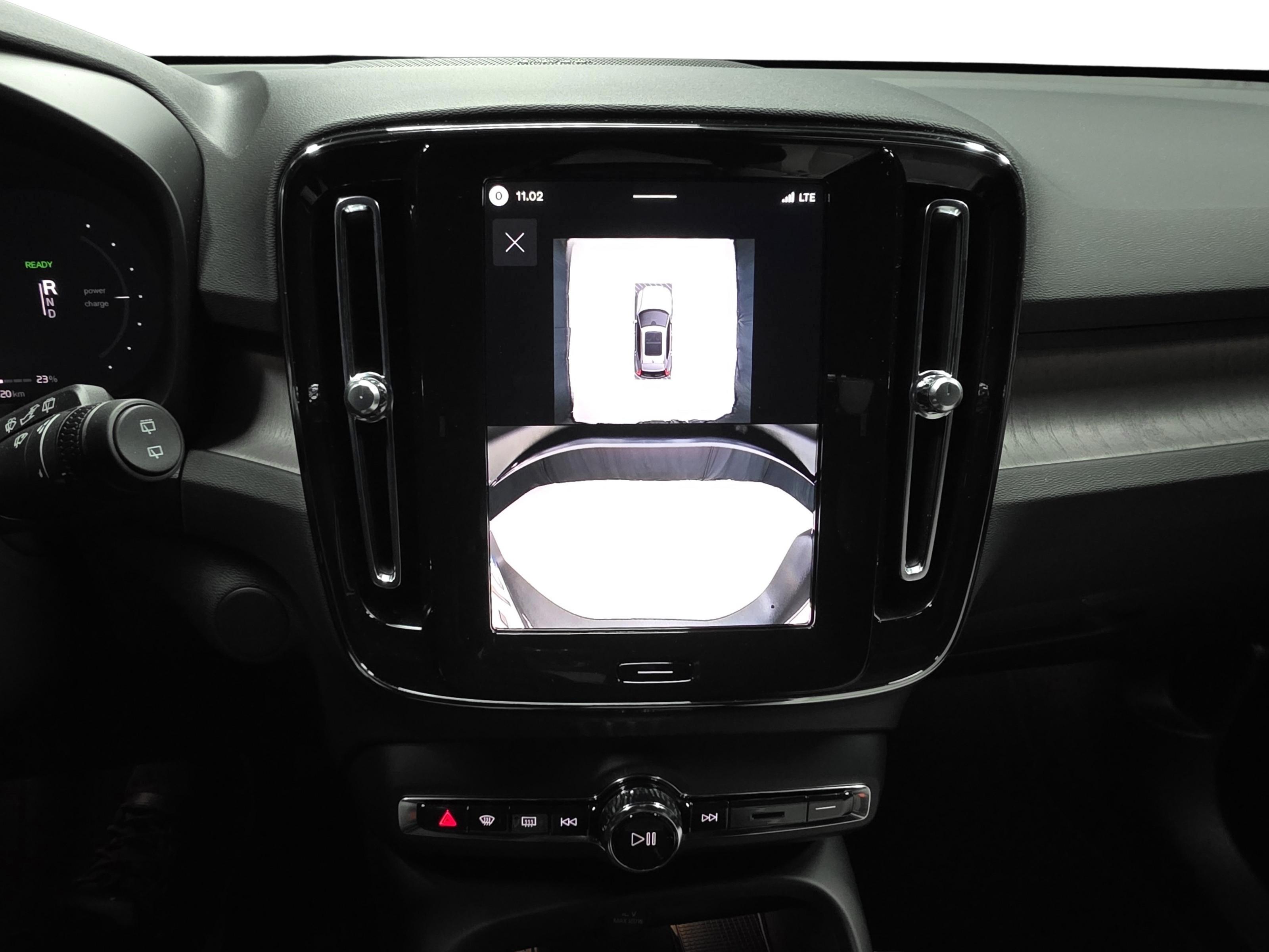 Volvo EX40 12