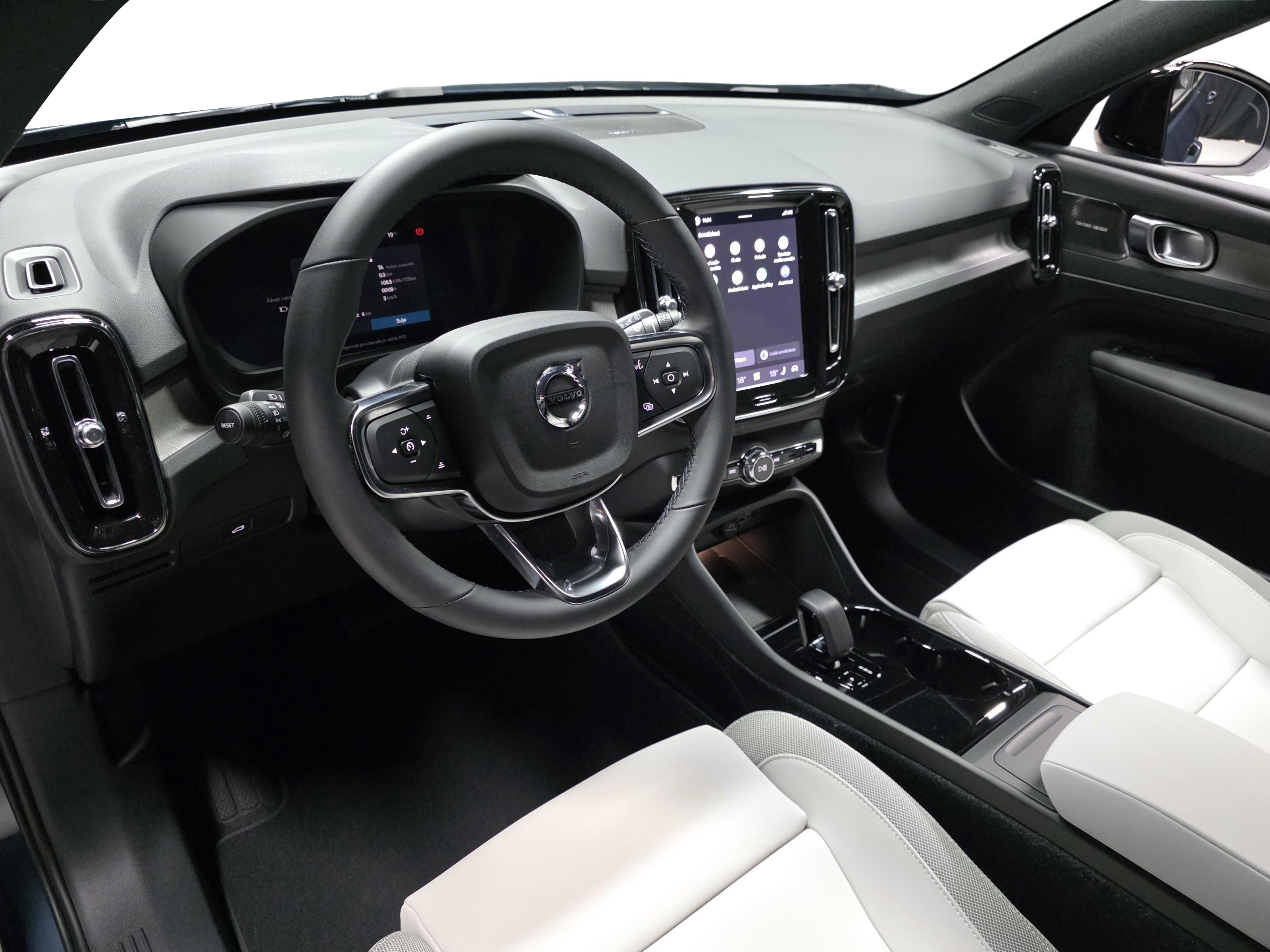 Volvo EX40 8