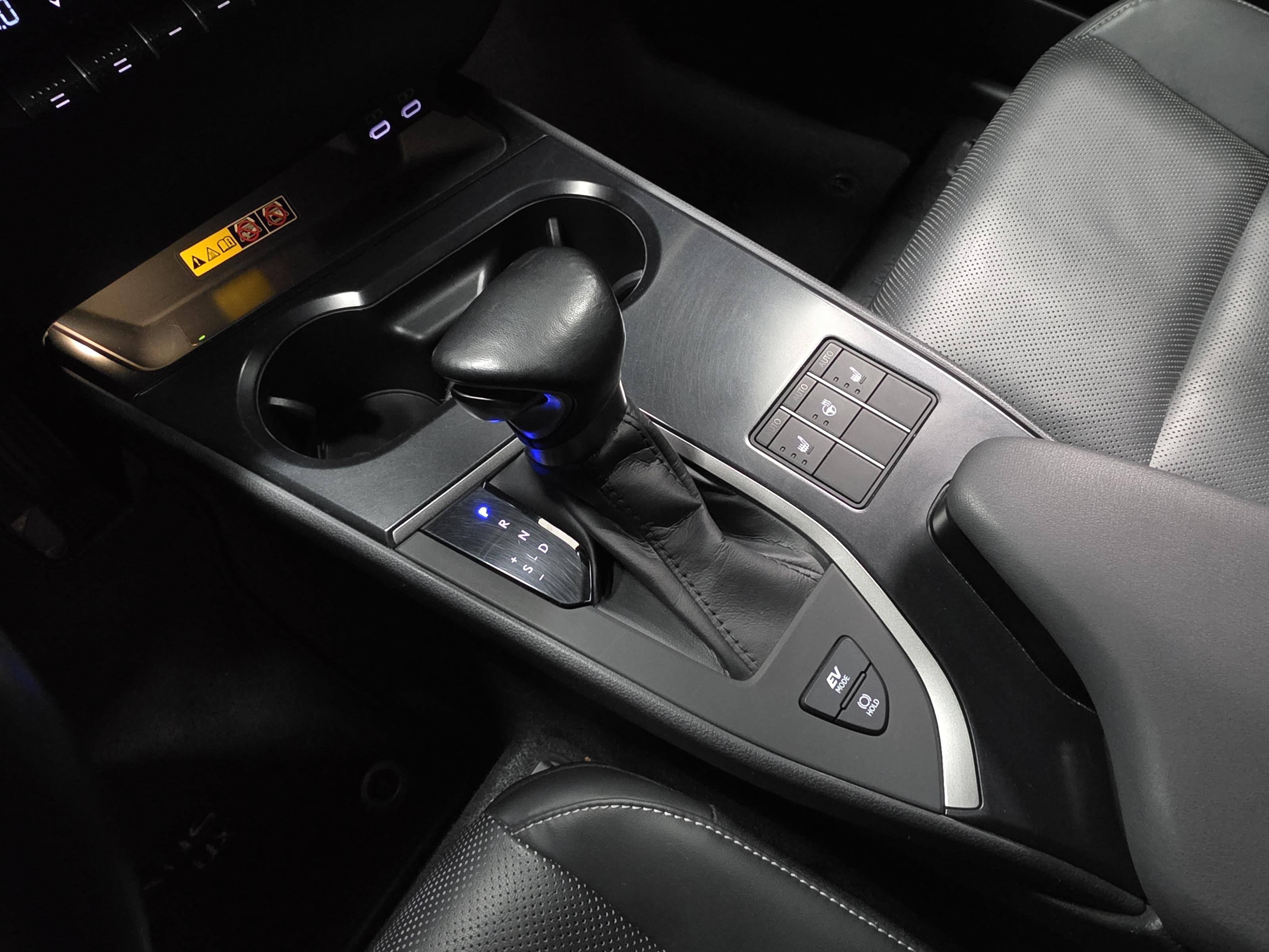 Lexus UX 15