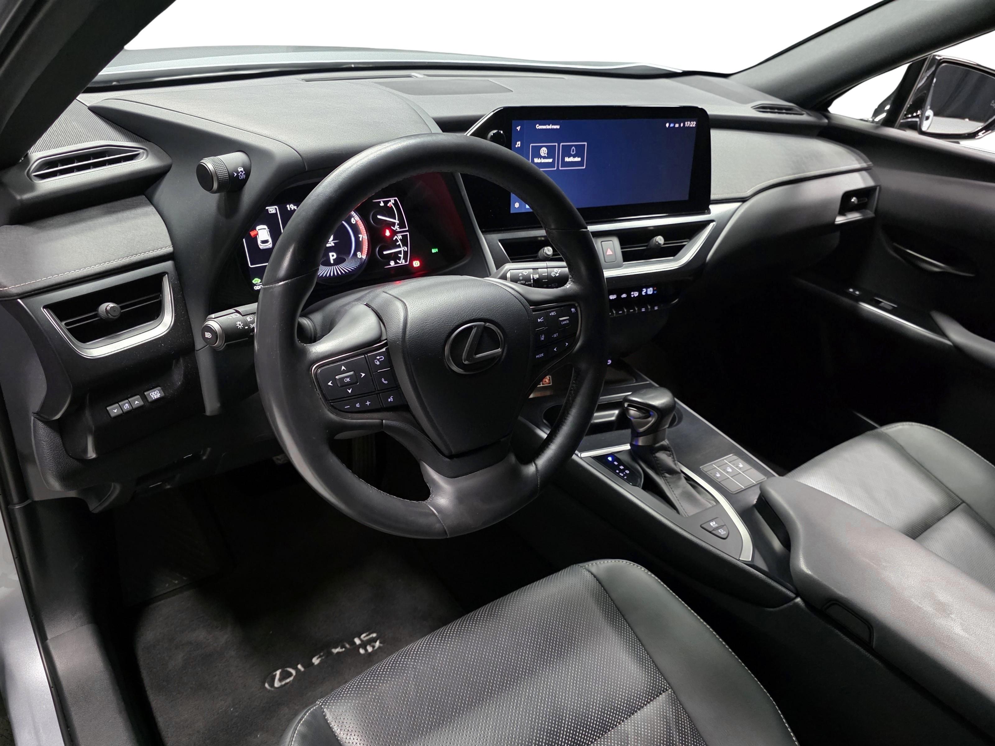 Lexus UX 8