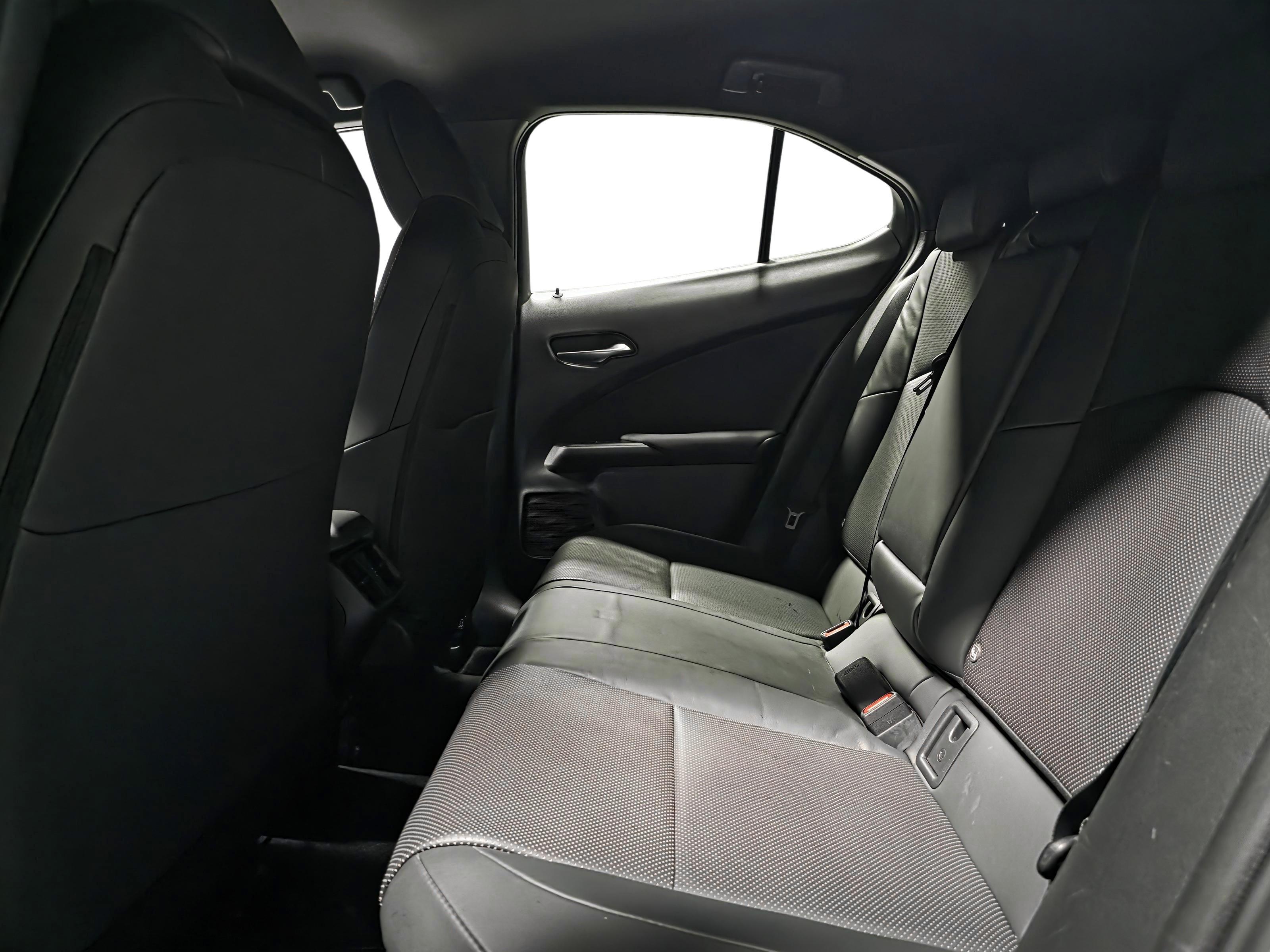 Lexus UX 9