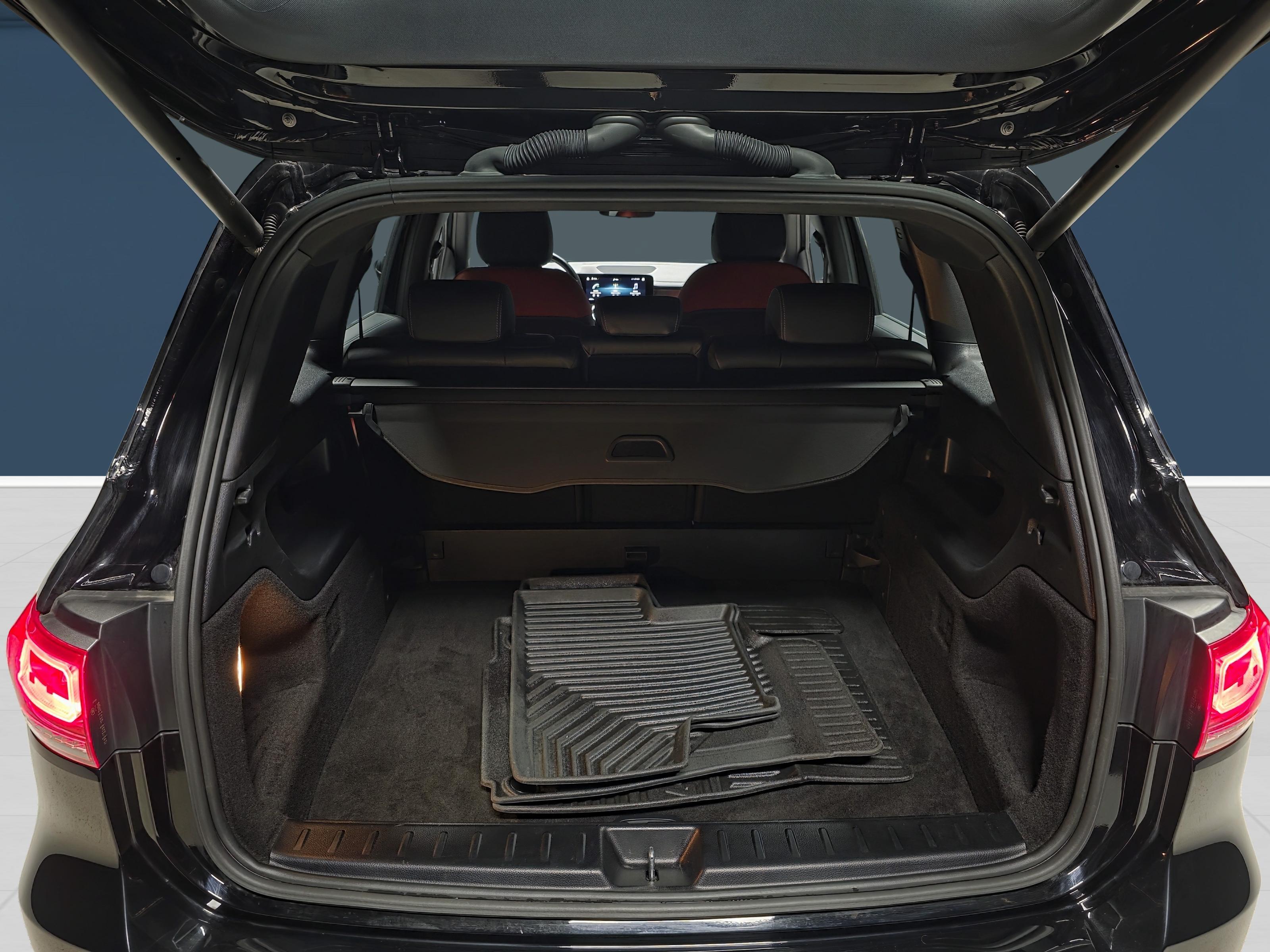 Mercedes-Benz GLB 11