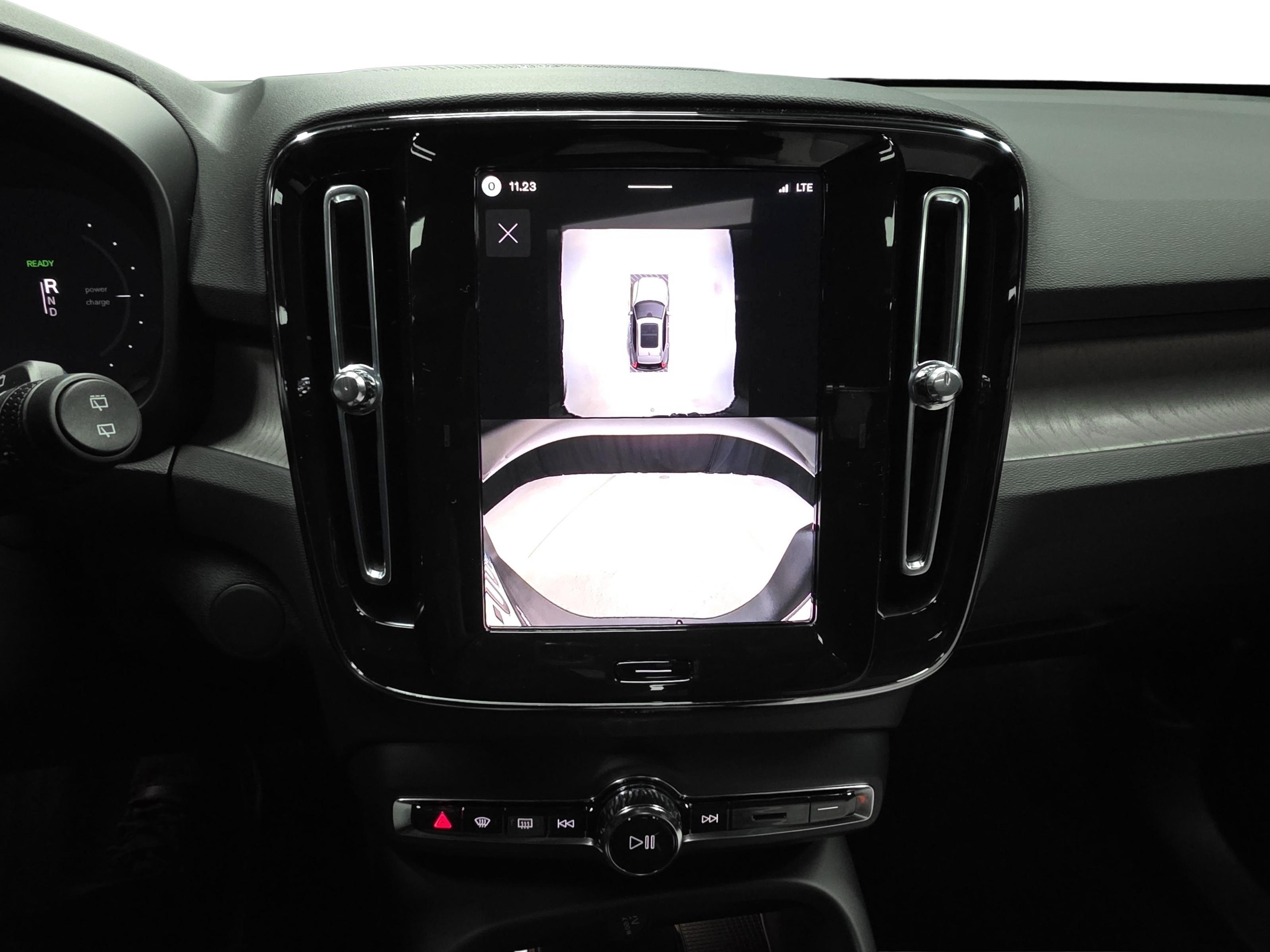 Volvo EX40 12