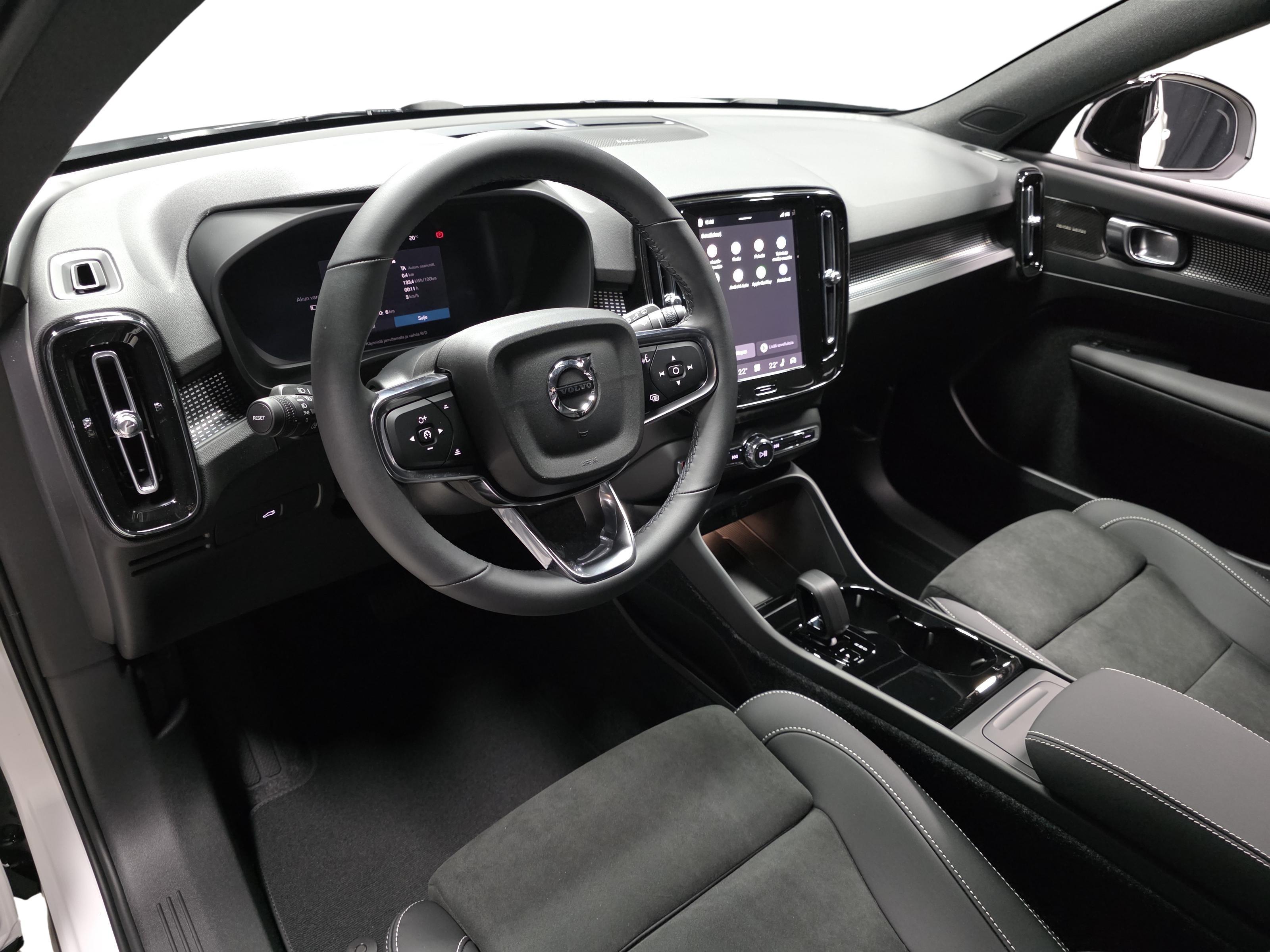 Volvo EX40 8