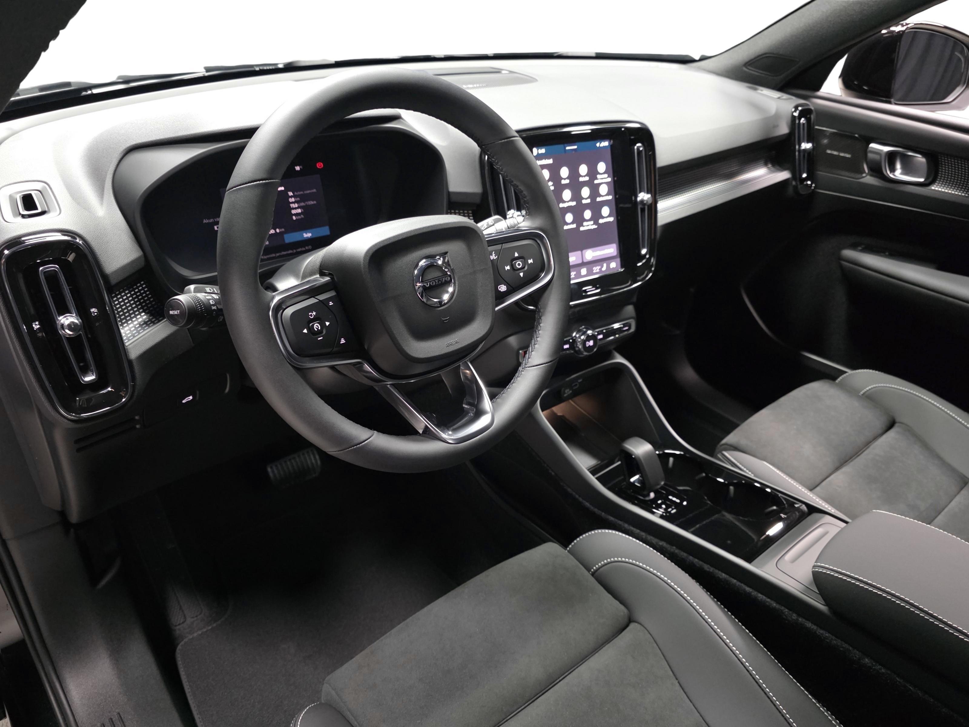 Volvo EX40 8