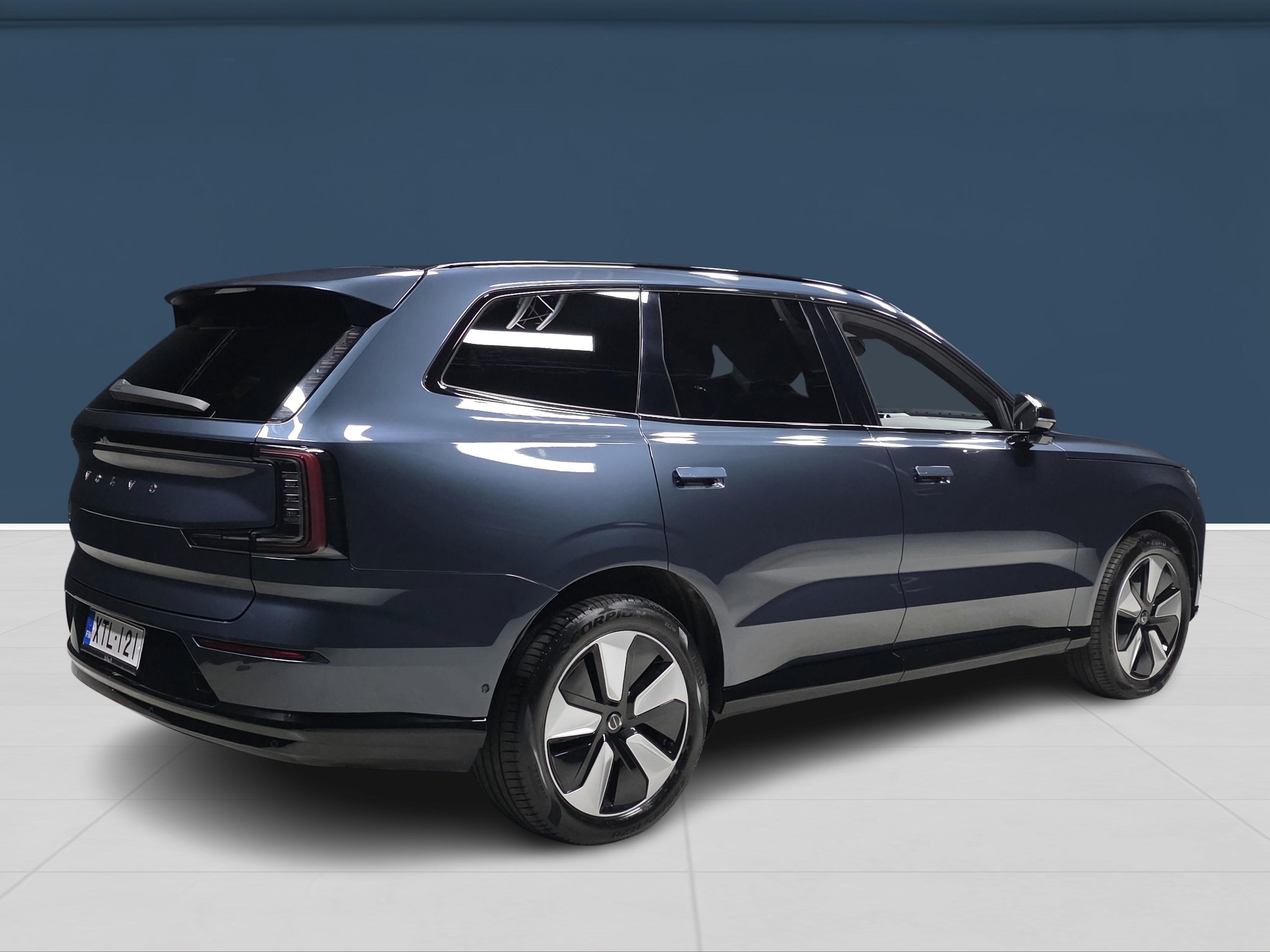 Volvo EX90 4