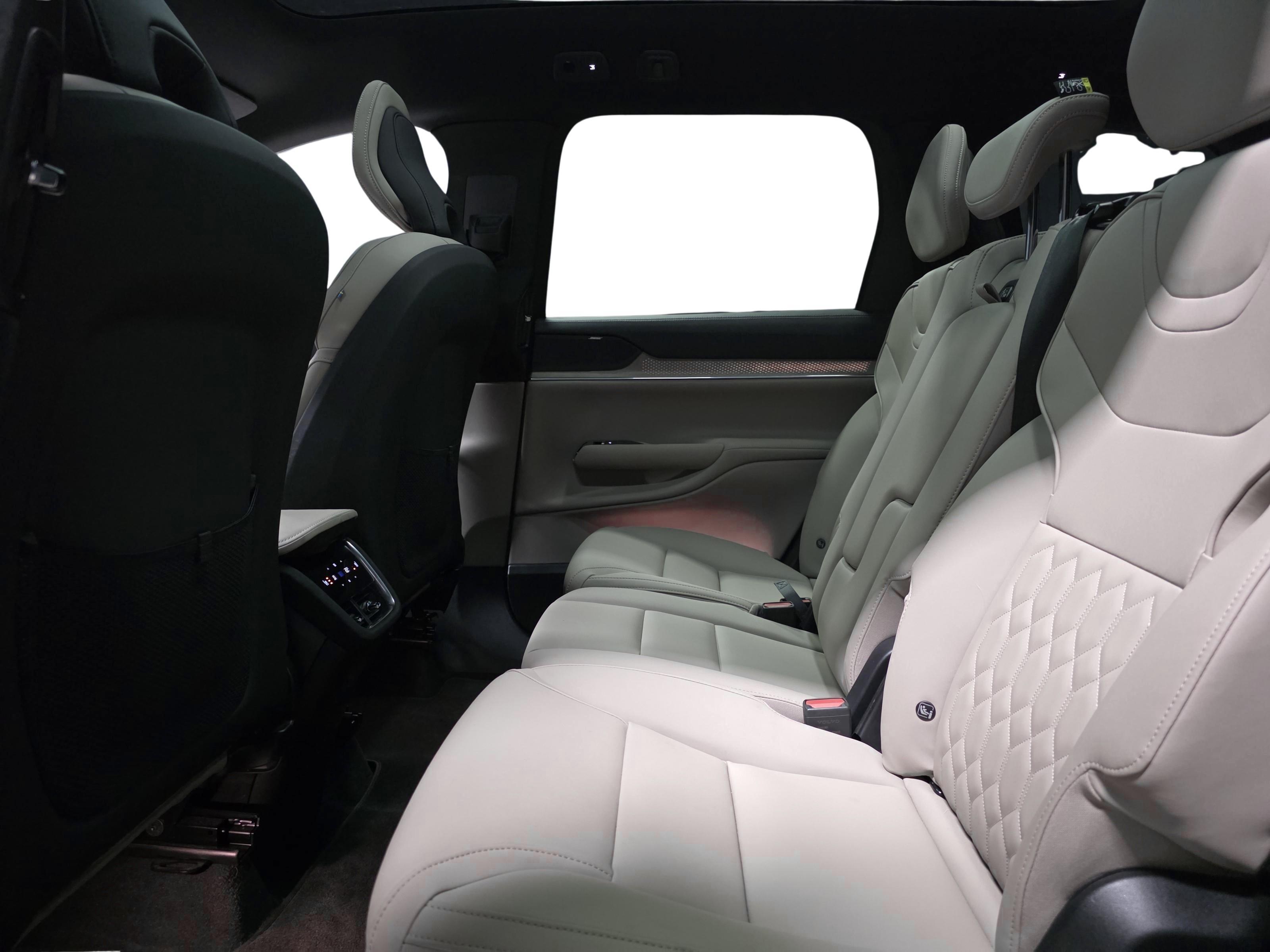 Volvo EX90 9