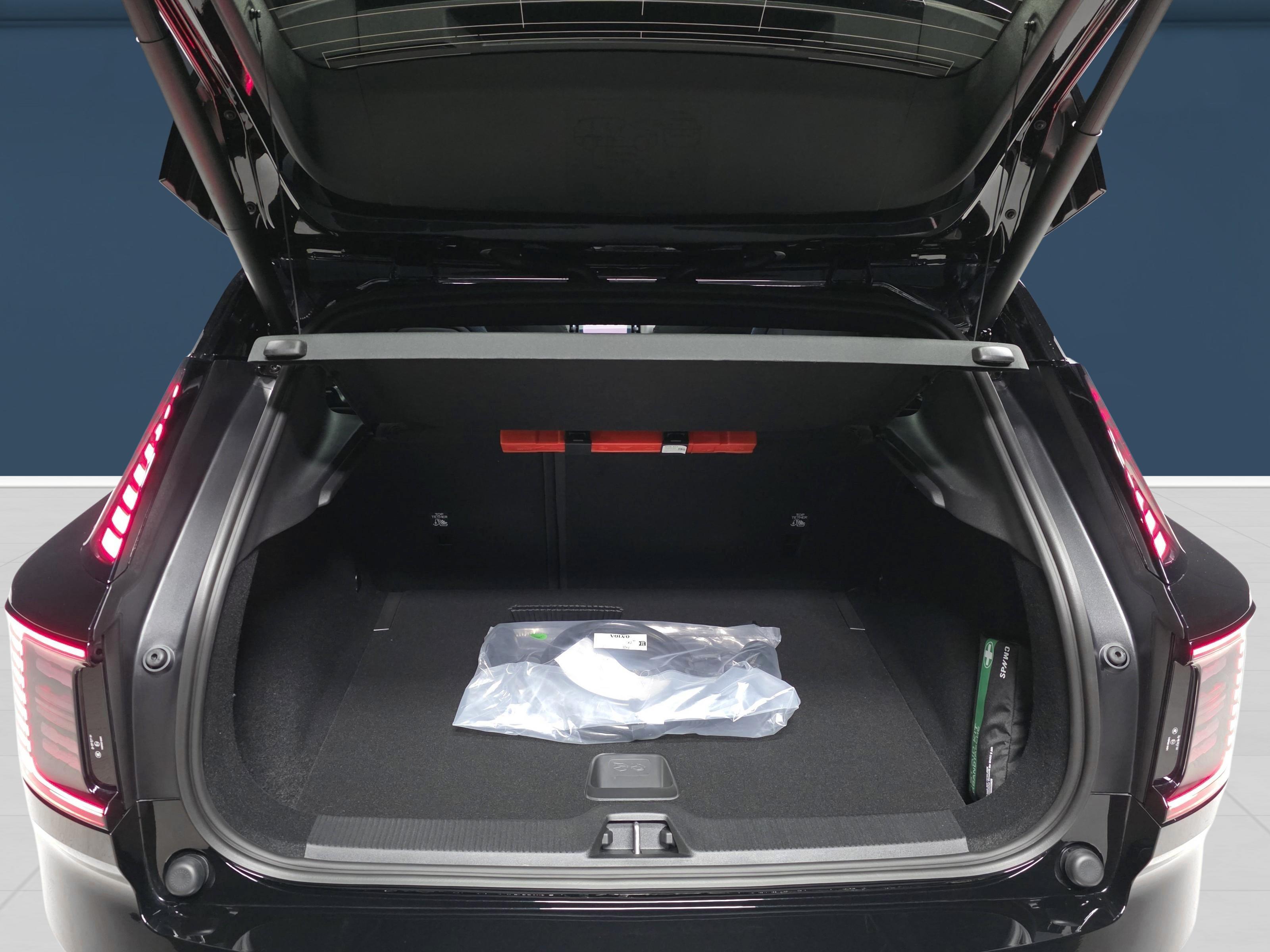 Volvo EX30 Cross Country 11
