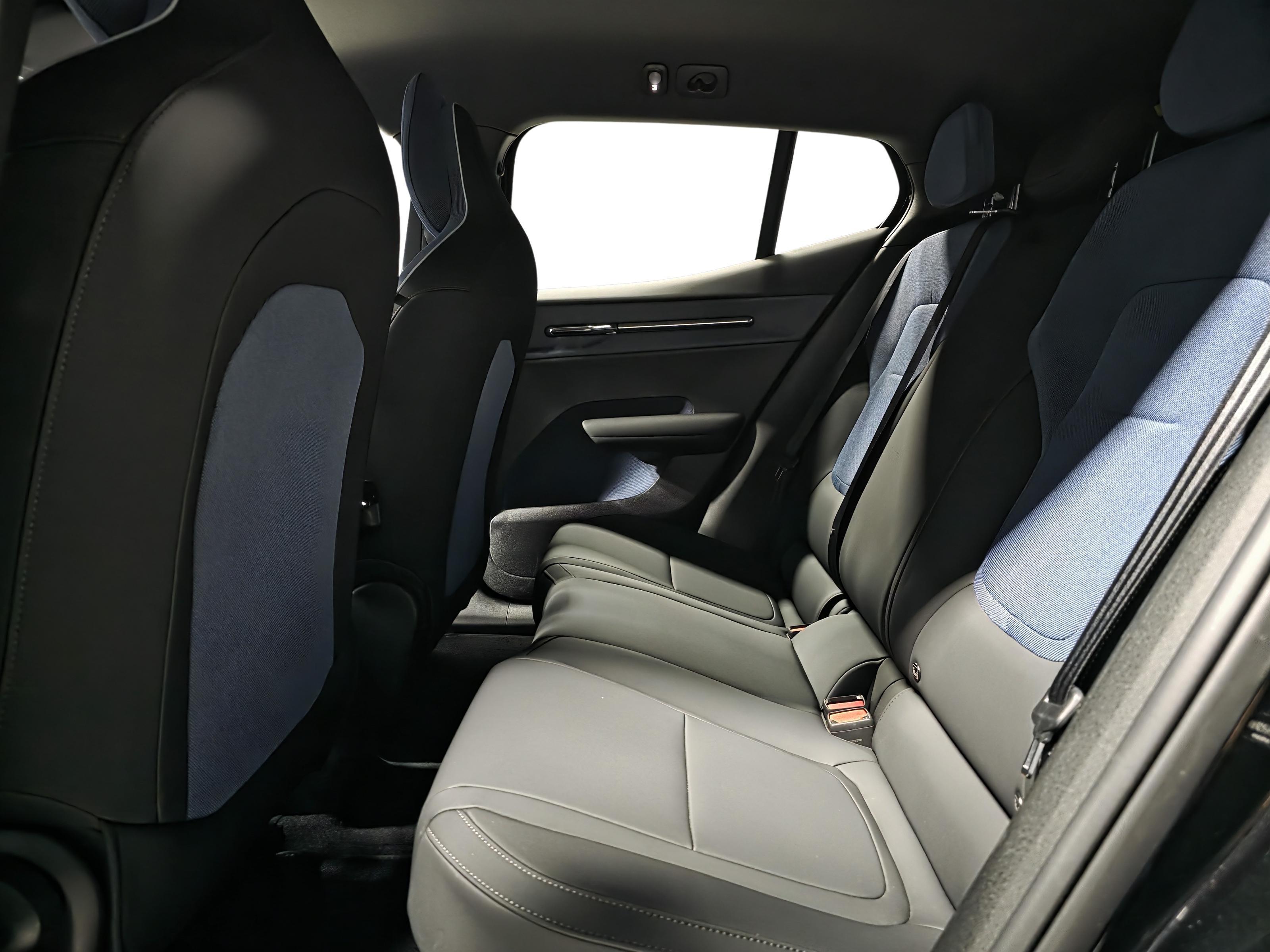 Volvo EX30 9