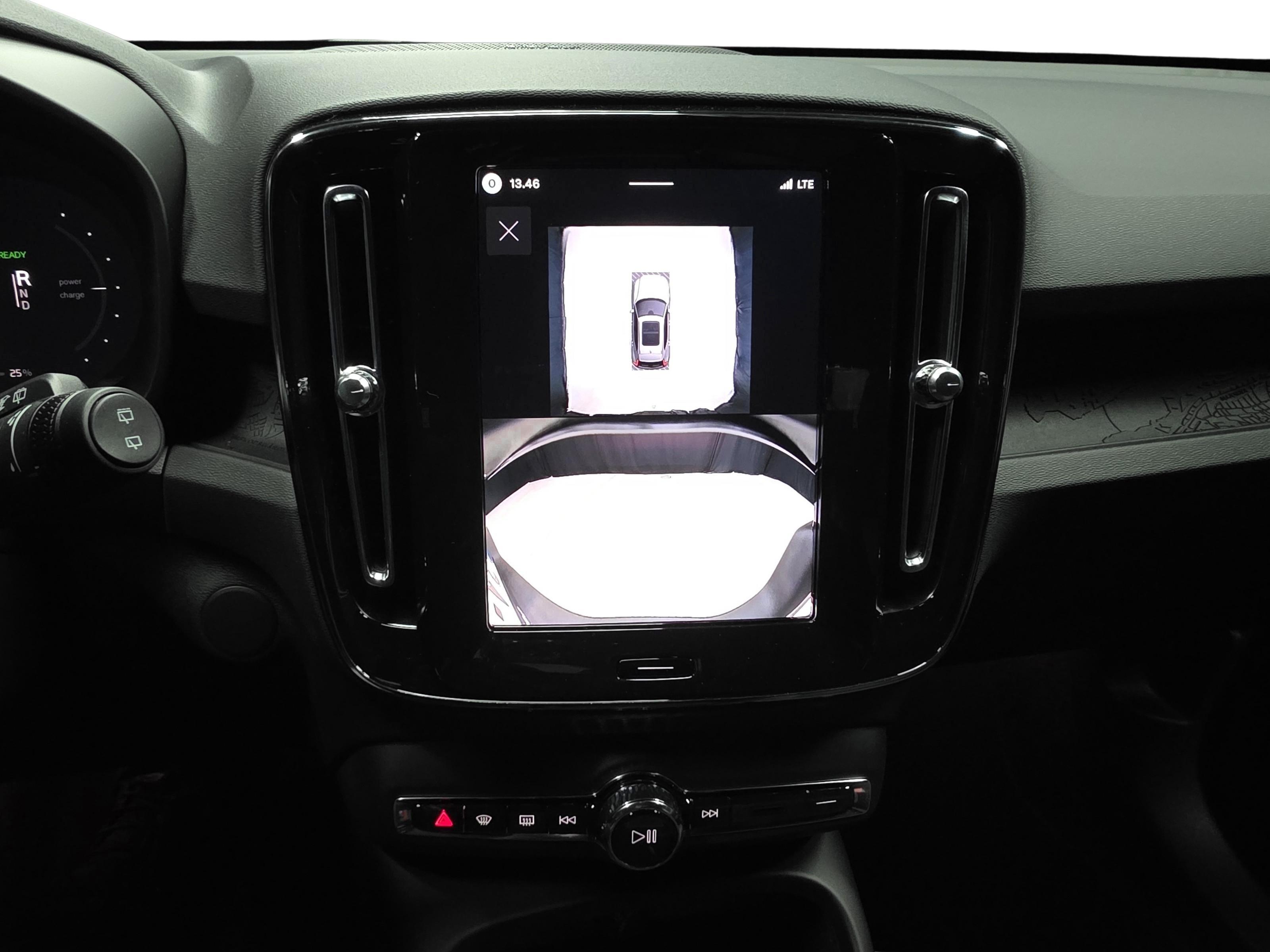 Volvo EX40 12