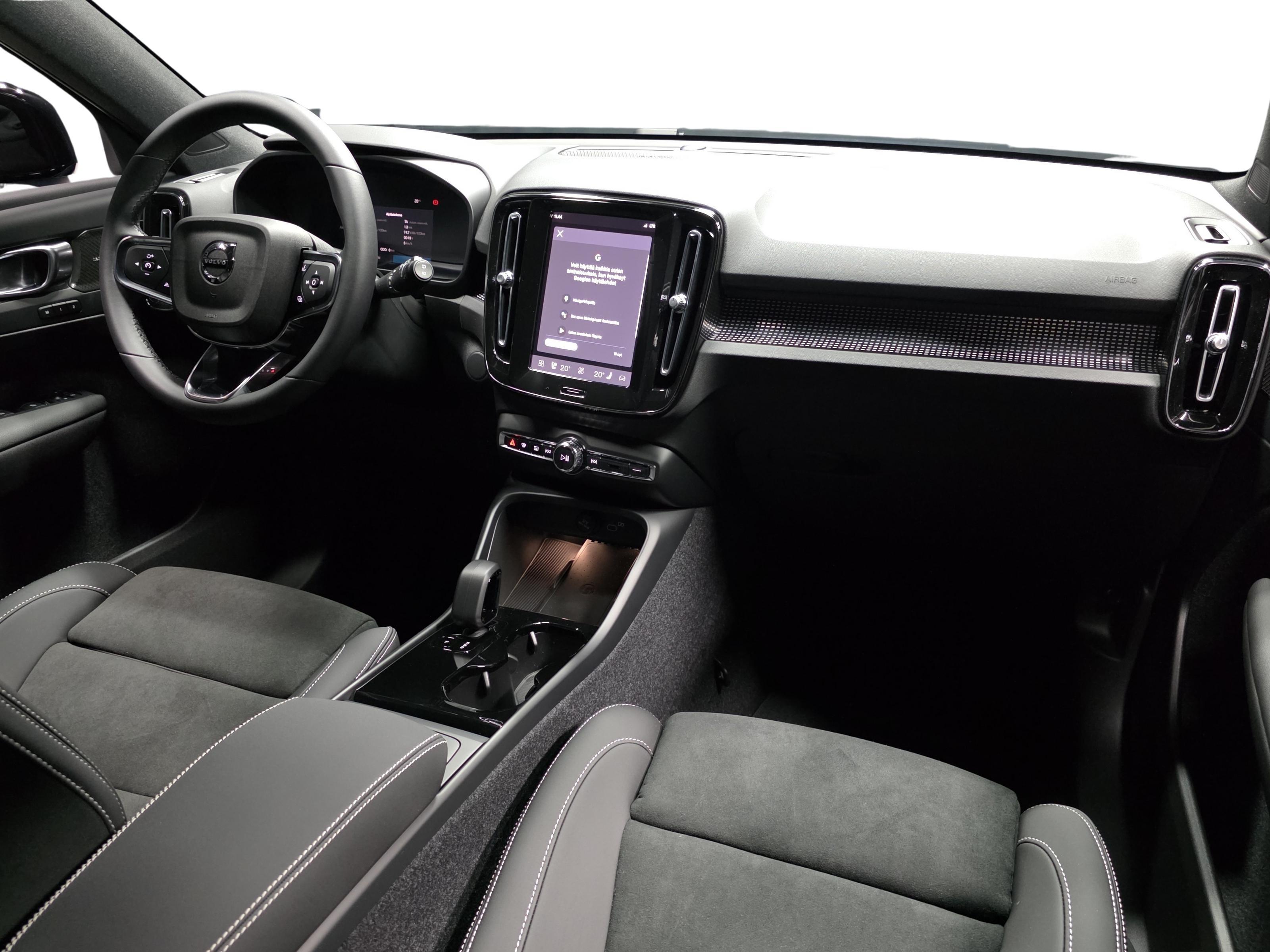Volvo EX40 16