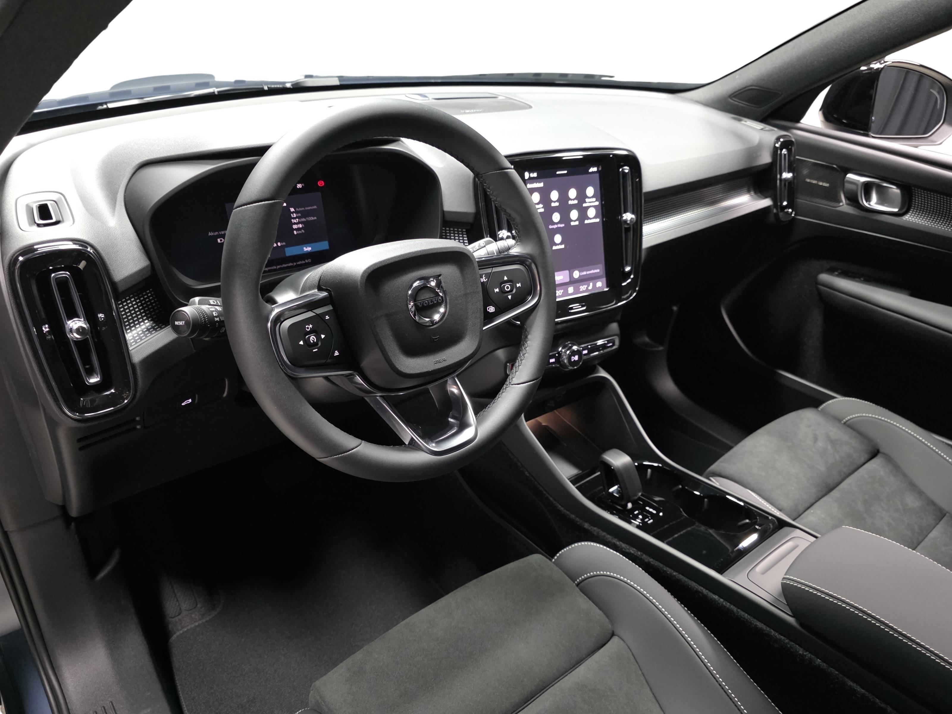 Volvo EX40 8