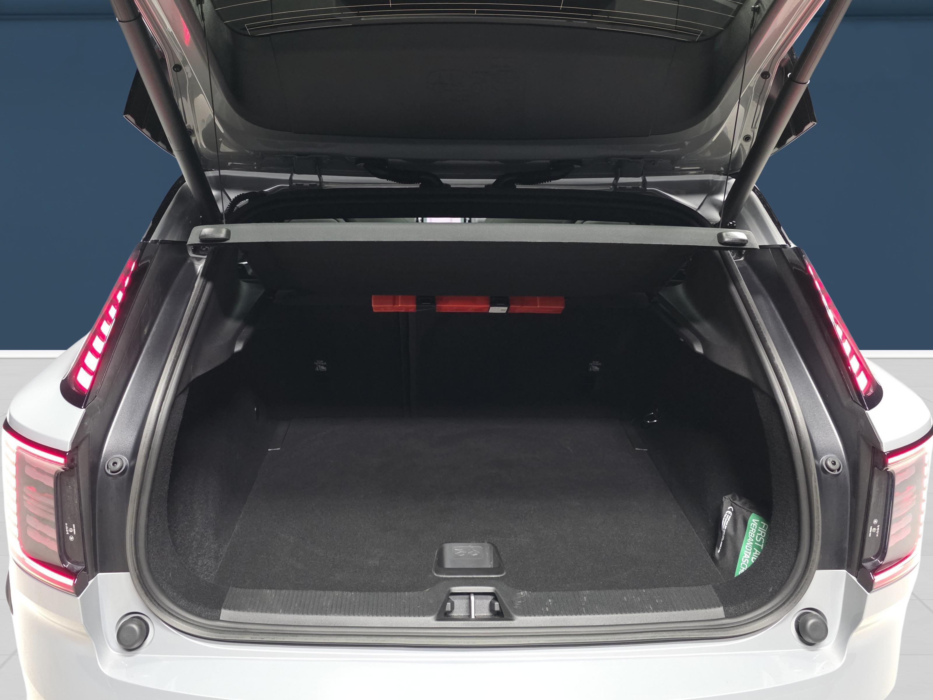 Volvo EX30 Cross Country 11