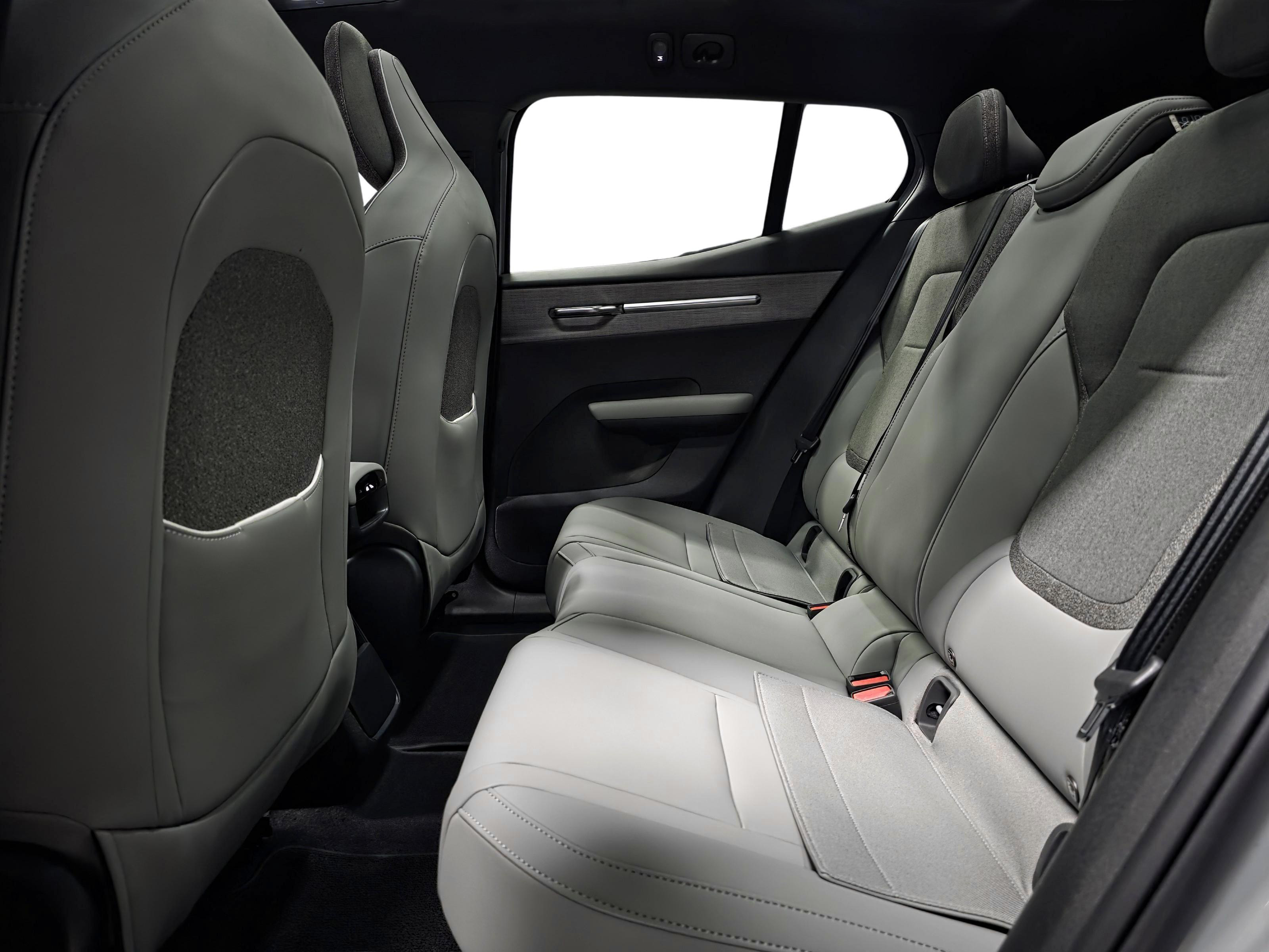 Volvo EX30 Cross Country 9